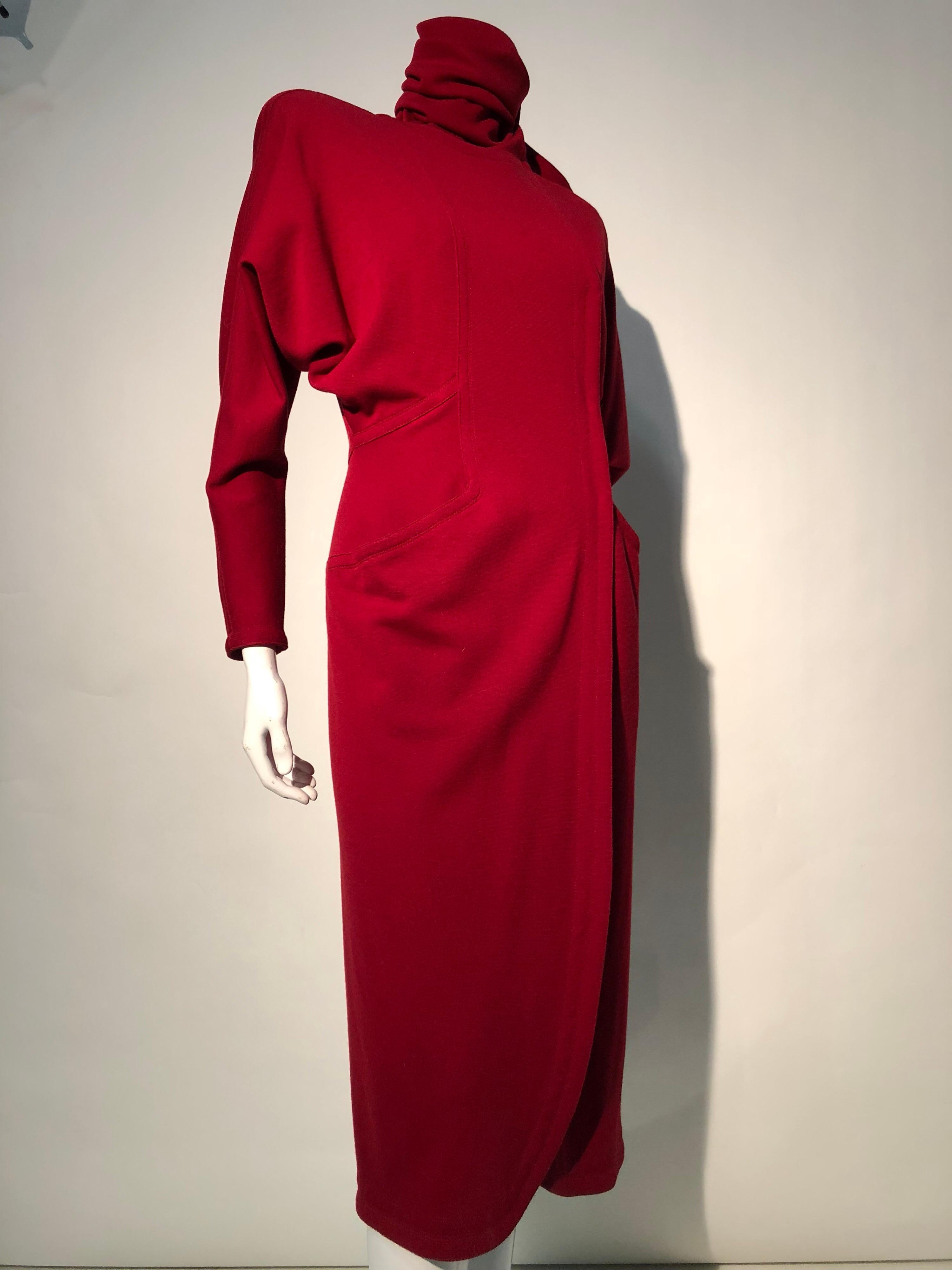 1980er Gianni Versace lebhaftes rotes Wollmantelkleid im Wickelstil mit angehängtem Foulard im Angebot 1