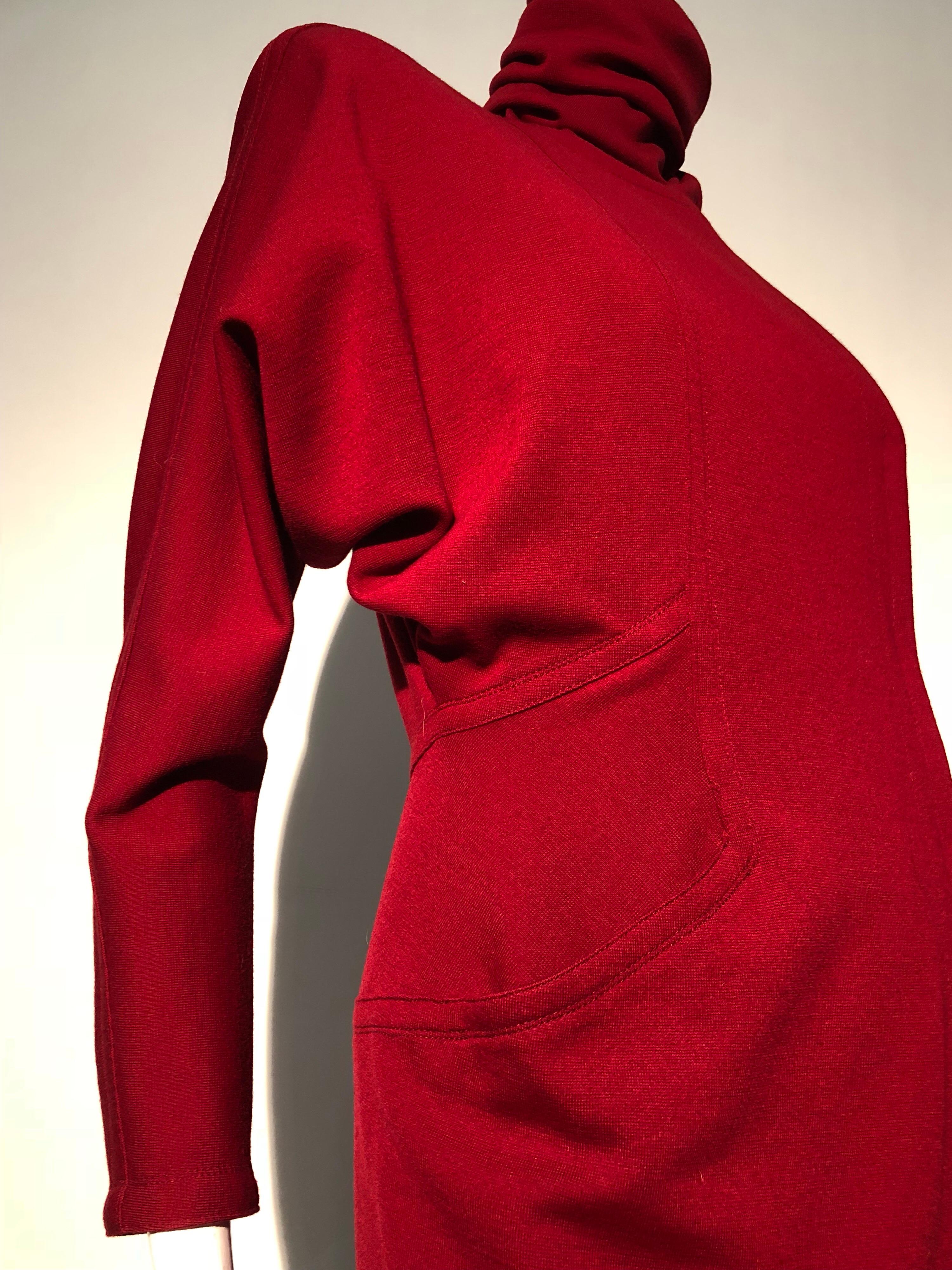 1980er Gianni Versace lebhaftes rotes Wollmantelkleid im Wickelstil mit angehängtem Foulard im Angebot 2