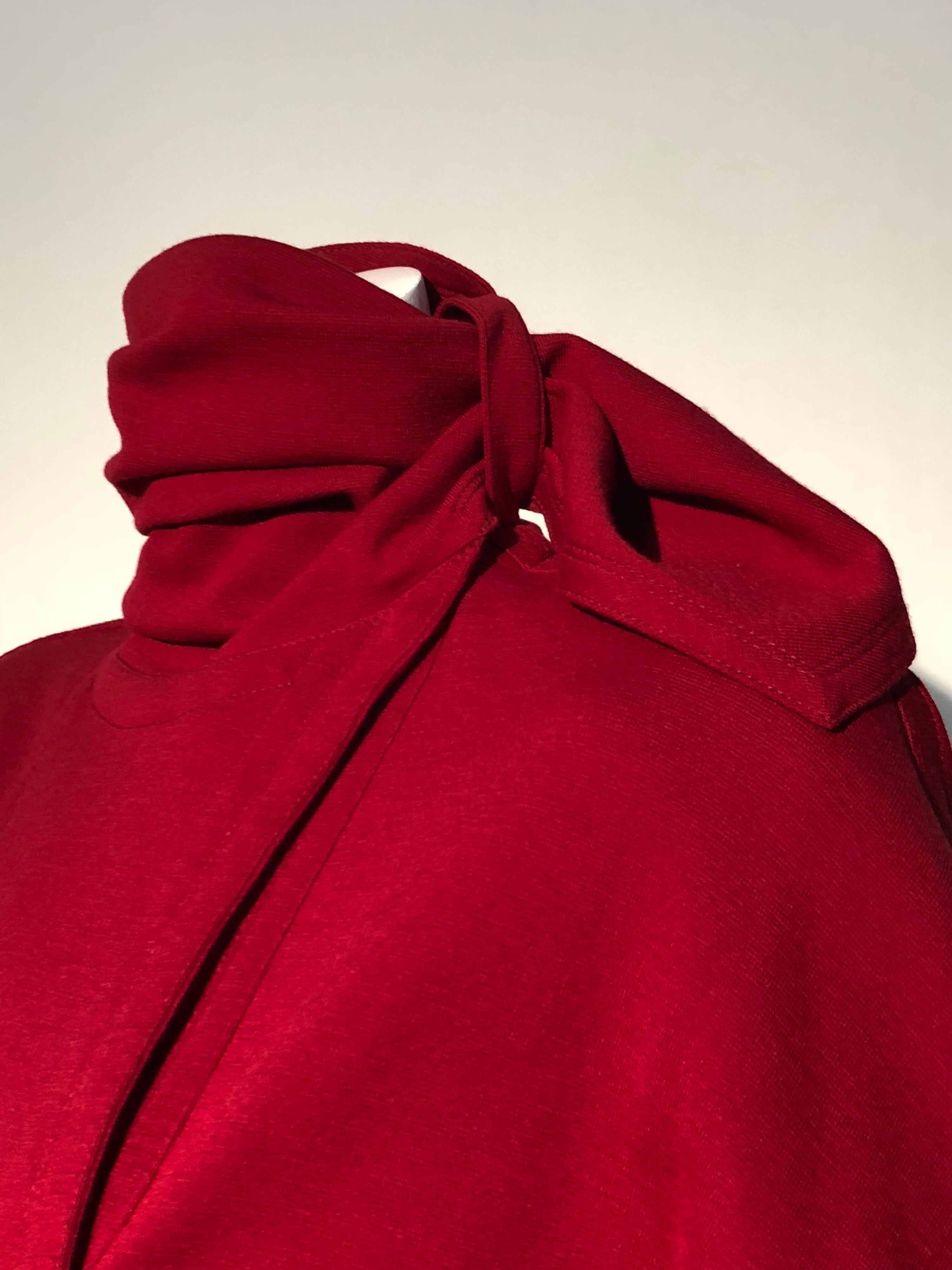 1980er Gianni Versace lebhaftes rotes Wollmantelkleid im Wickelstil mit angehängtem Foulard im Angebot 3