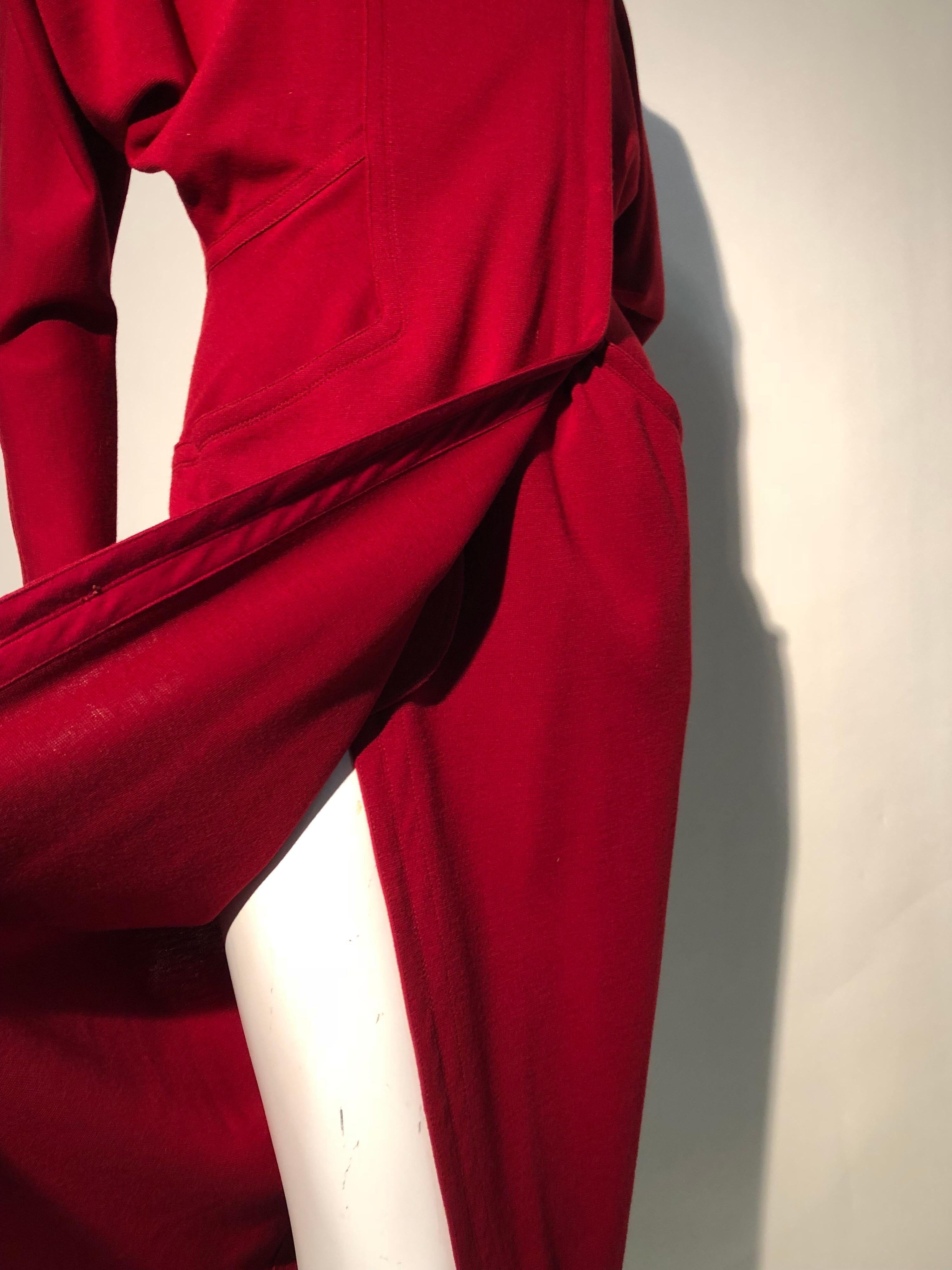1980er Gianni Versace lebhaftes rotes Wollmantelkleid im Wickelstil mit angehängtem Foulard im Angebot 4