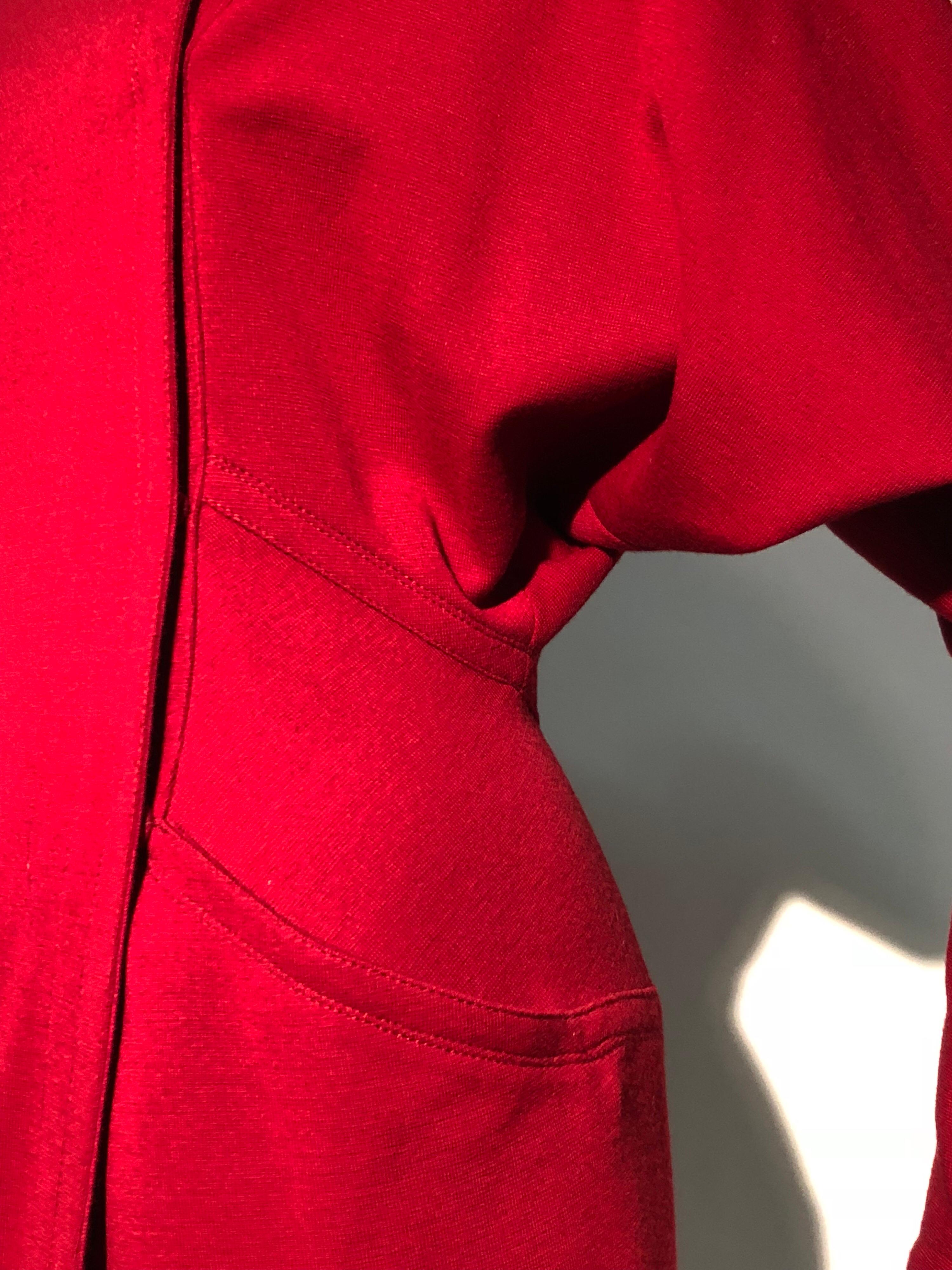 1980er Gianni Versace lebhaftes rotes Wollmantelkleid im Wickelstil mit angehängtem Foulard im Angebot 6