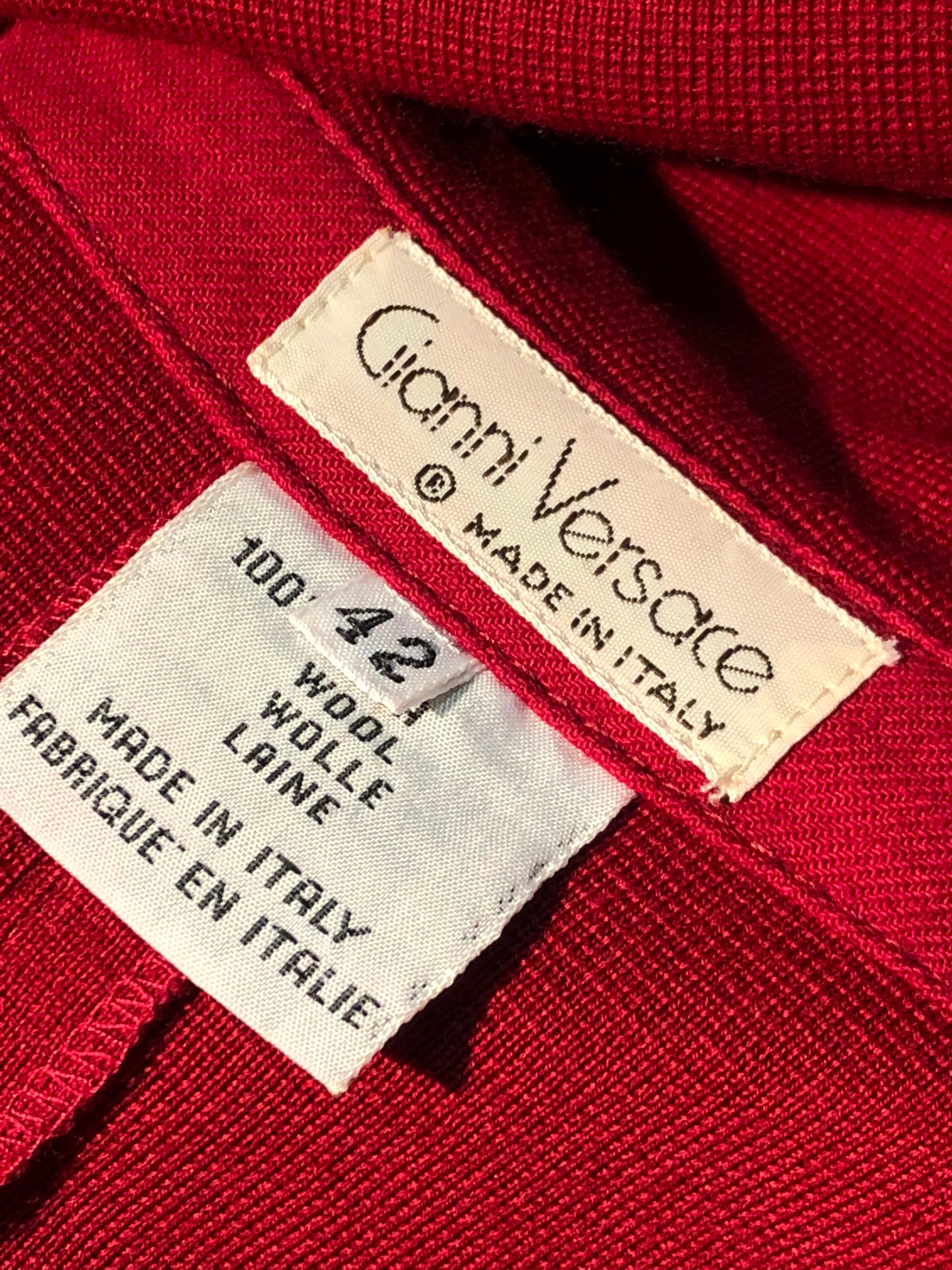 1980er Gianni Versace lebhaftes rotes Wollmantelkleid im Wickelstil mit angehängtem Foulard im Angebot 8
