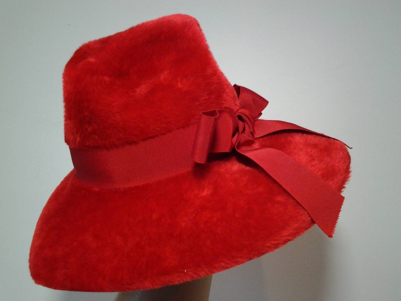 A stunning 1970s Norman Durand crimson beaver fur felt fedora, plush and lush with a wide grosgrain band to match.  Size 22.