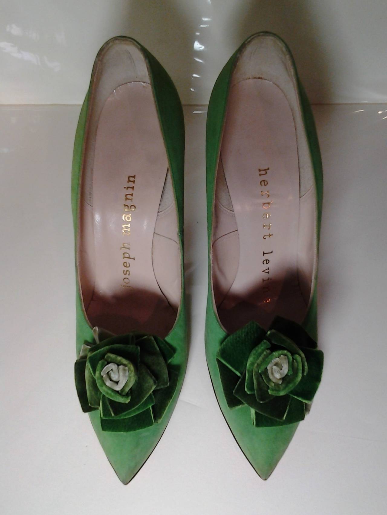 A gorgeous pair of 1950s Herbert Levine kelly green suede pointed toe stiletto pumps with lavish velvet flower and bow at vamp. Marked a 7AAA but will fit a 6N.