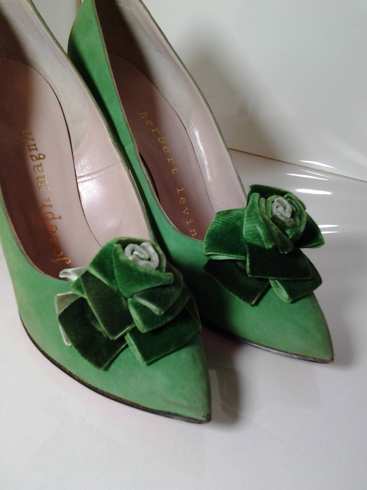 1950s Herbert Levine Kelly Green Stiletto Pumps w/ Lavish Velvet Flower