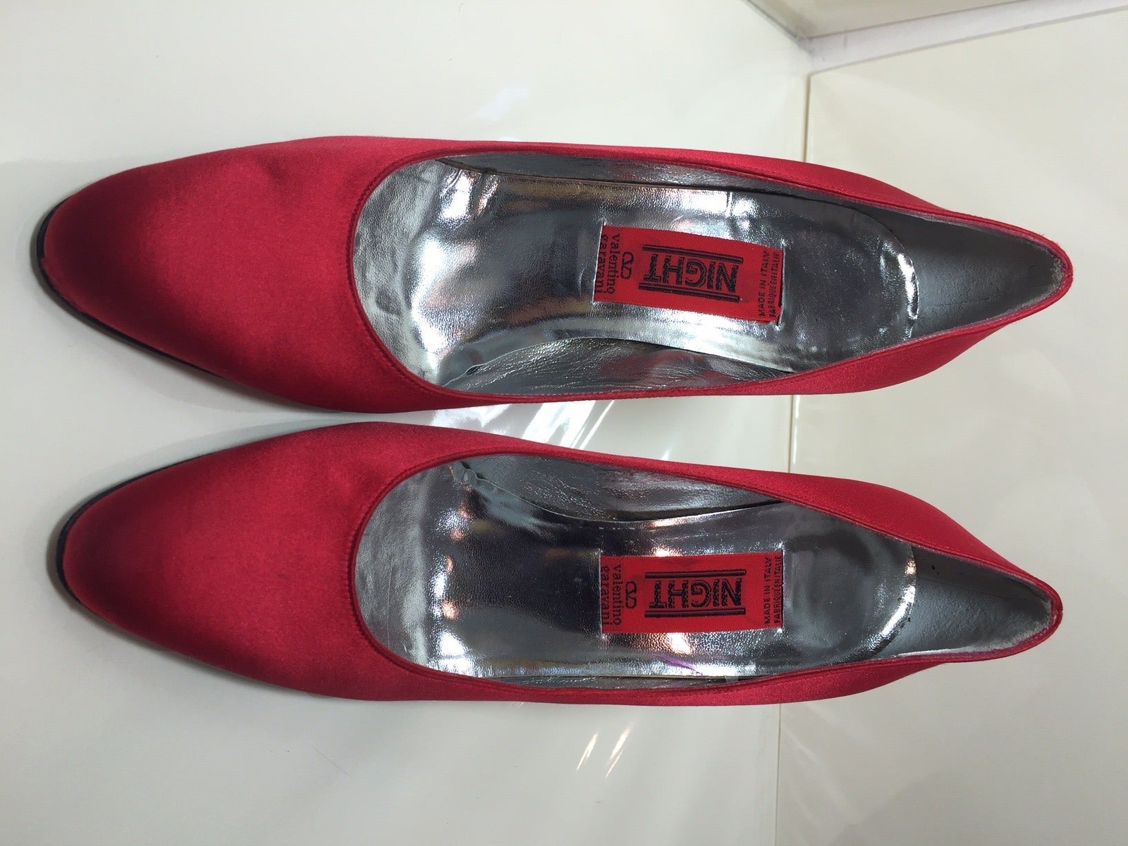 1980s Valentino Red Silk Satin Pumps with Black and Silver Rhinestone Heels In New Condition In Gresham, OR