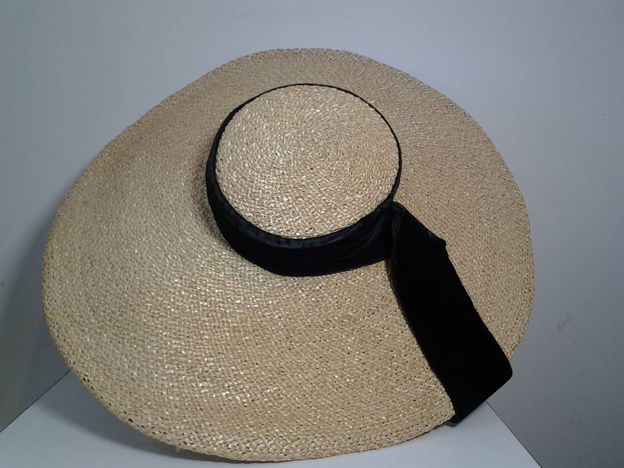 1940s Huge Straw Sun Hat with Velvet Ribbon Trim In Excellent Condition In Gresham, OR