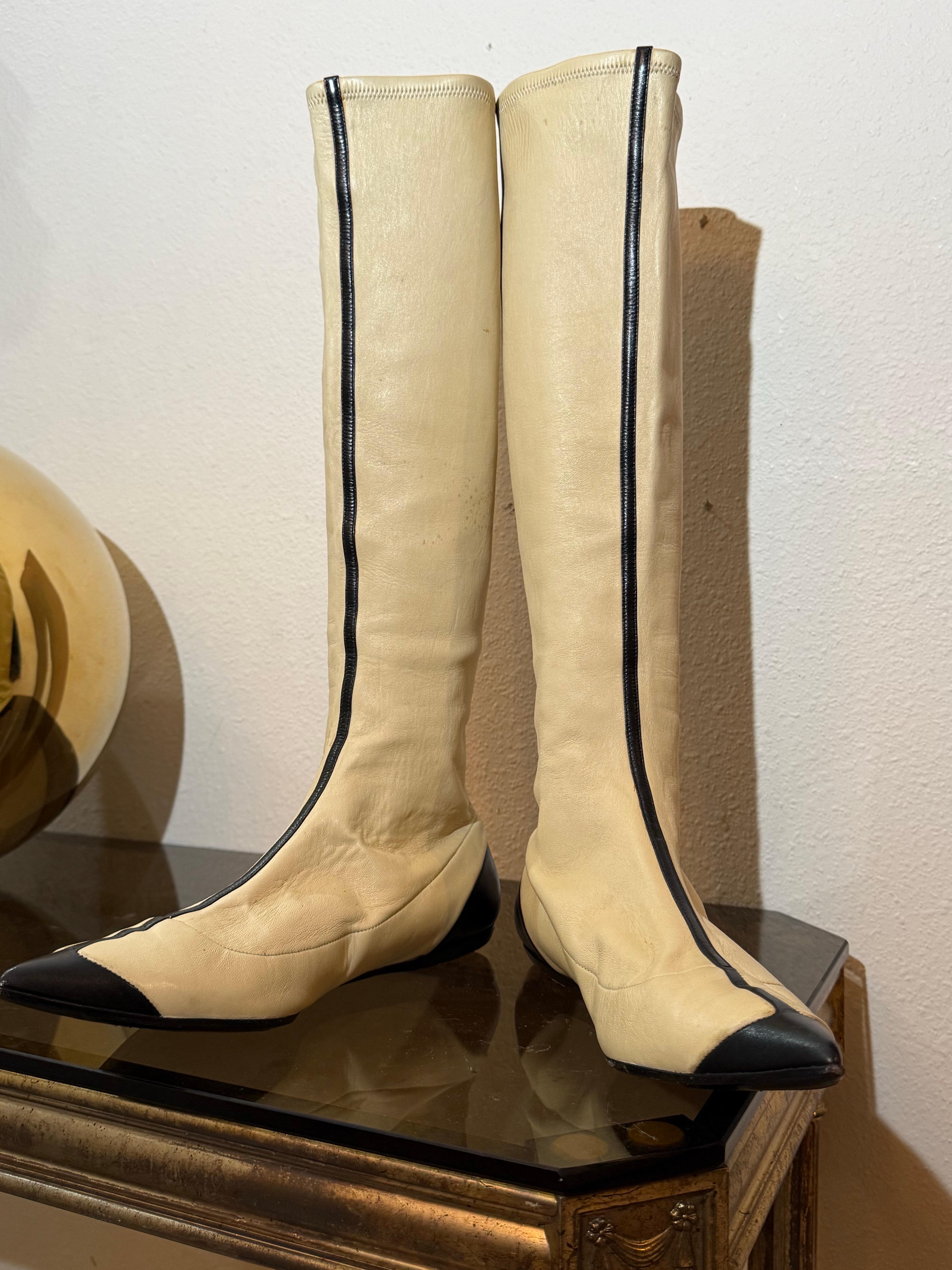 2000 Giorgio Armani Mod-Style Cream and Black Flat Heel Boots w Black Toe Cap & Stripe :  Bottes en cuir de chevreau extensible à hauteur du genou, avec un bout pointu et un talon très plat. Coupe à enfiler. Marqué US 7.5, avec une cheville étroite. 