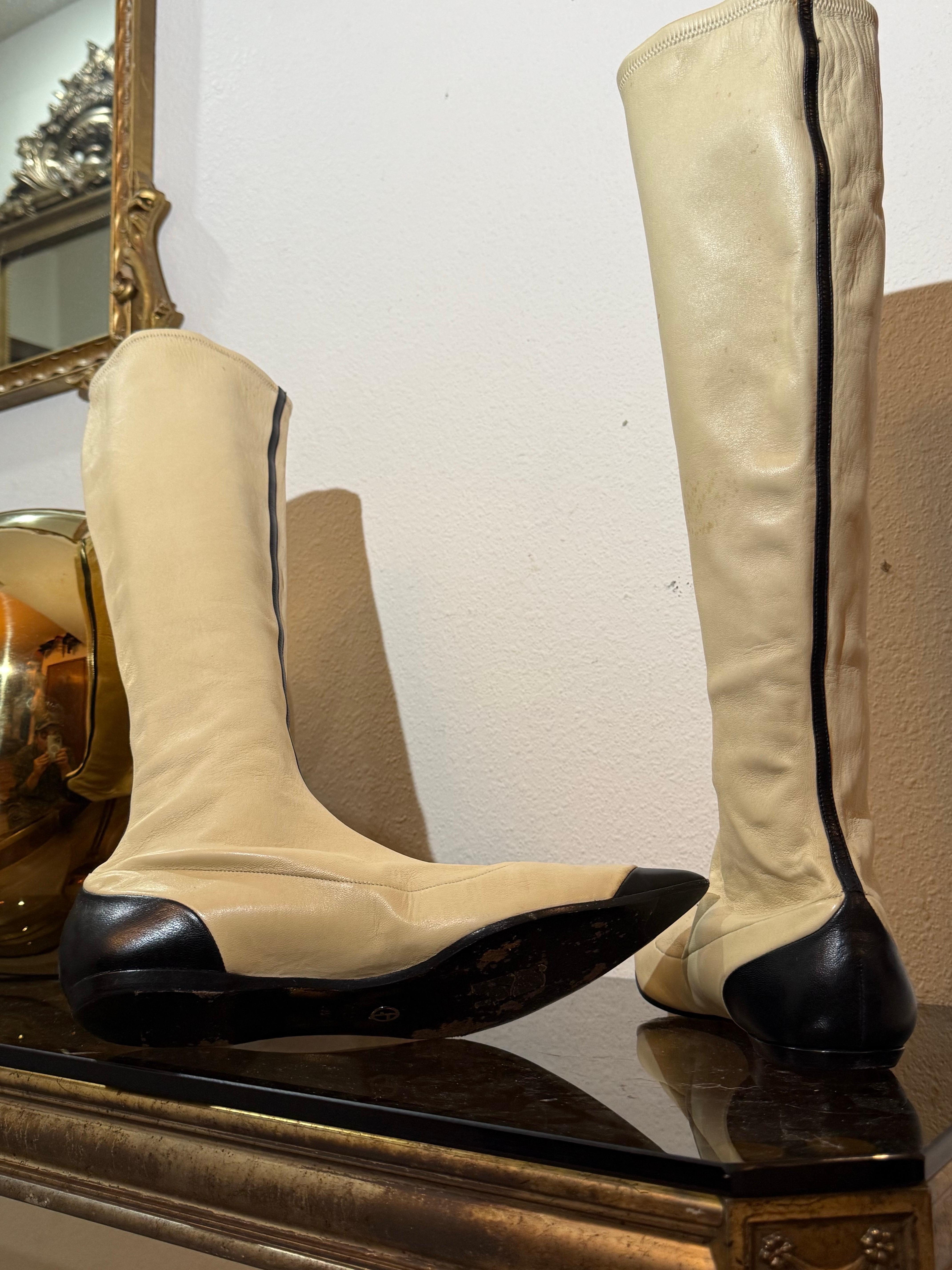 Blanc 2000 Giorgio Armani Mod-Style Cream and Black Flat Heel Boots w Toe Cap & Stripe (Bottes à talons plats crème et noir avec capuchon et rayures) en vente
