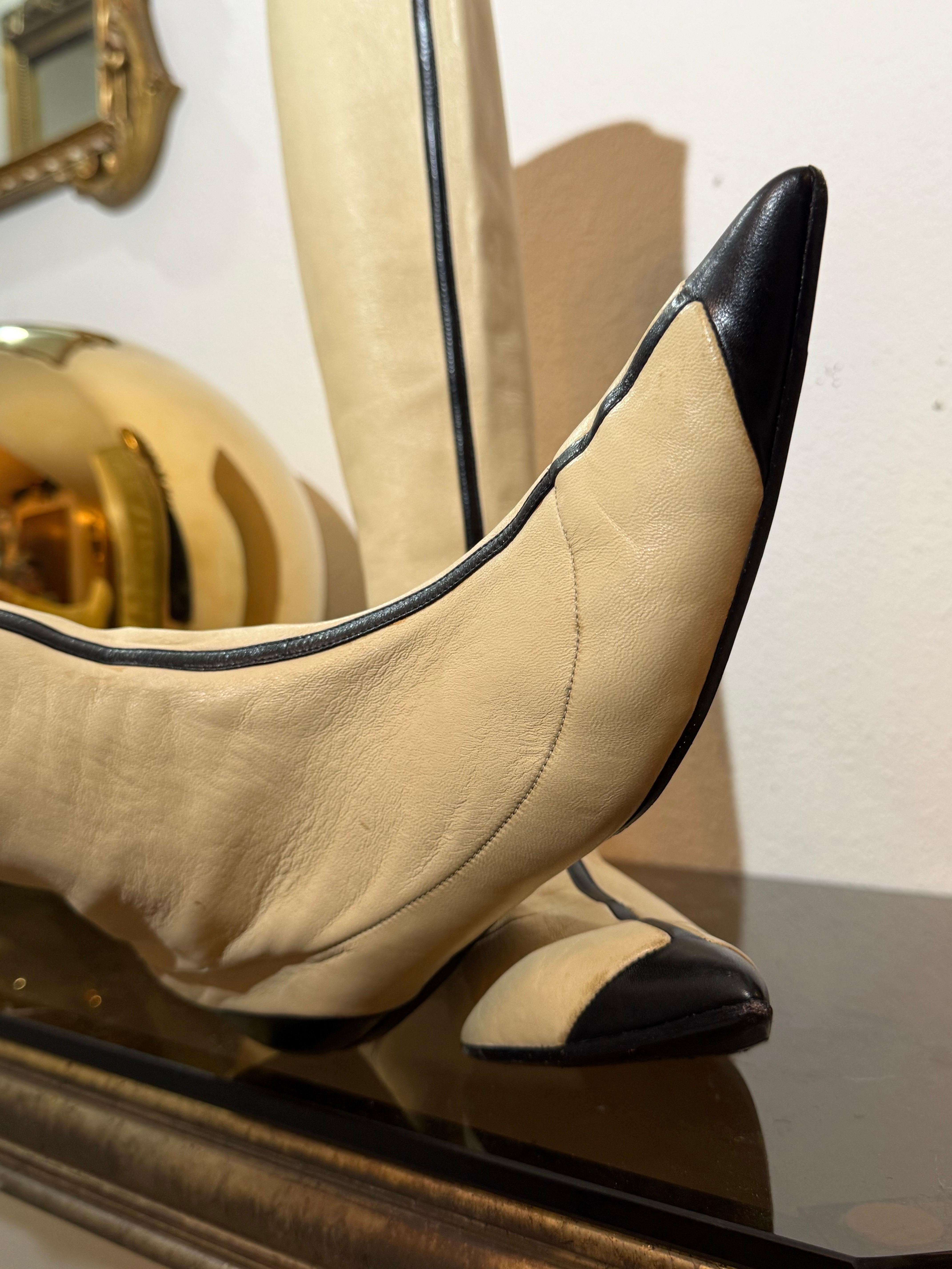 2000 Giorgio Armani Mod-Style Cream and Black Flat Heel Boots w Toe Cap & Stripe (Bottes à talons plats crème et noir avec capuchon et rayures) Bon état - En vente à Gresham, OR