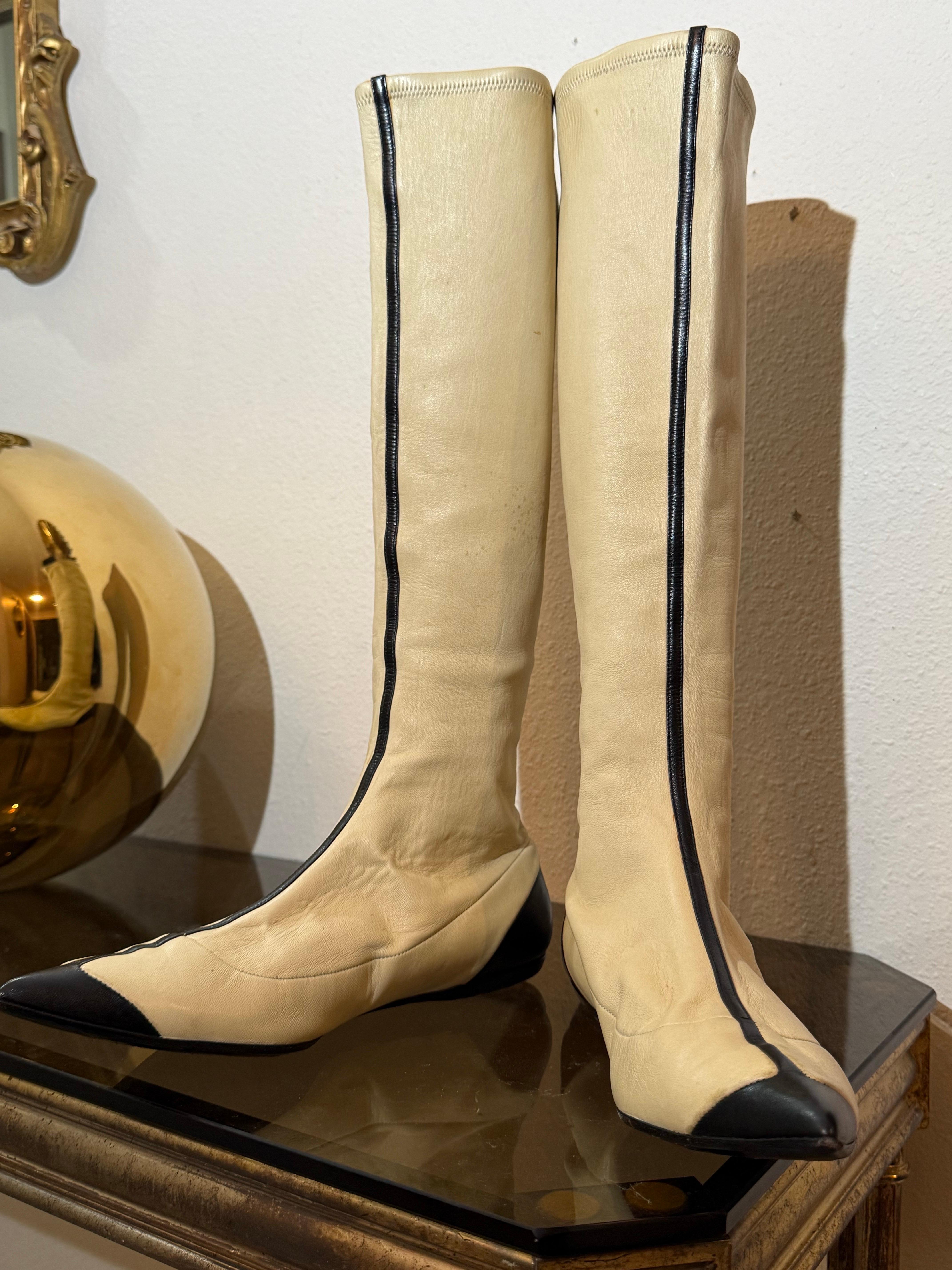 2000 Giorgio Armani Mod-Style Cream and Black Flat Heel Boots w Toe Cap & Stripe (Bottes à talons plats crème et noir avec capuchon et rayures) Pour femmes en vente