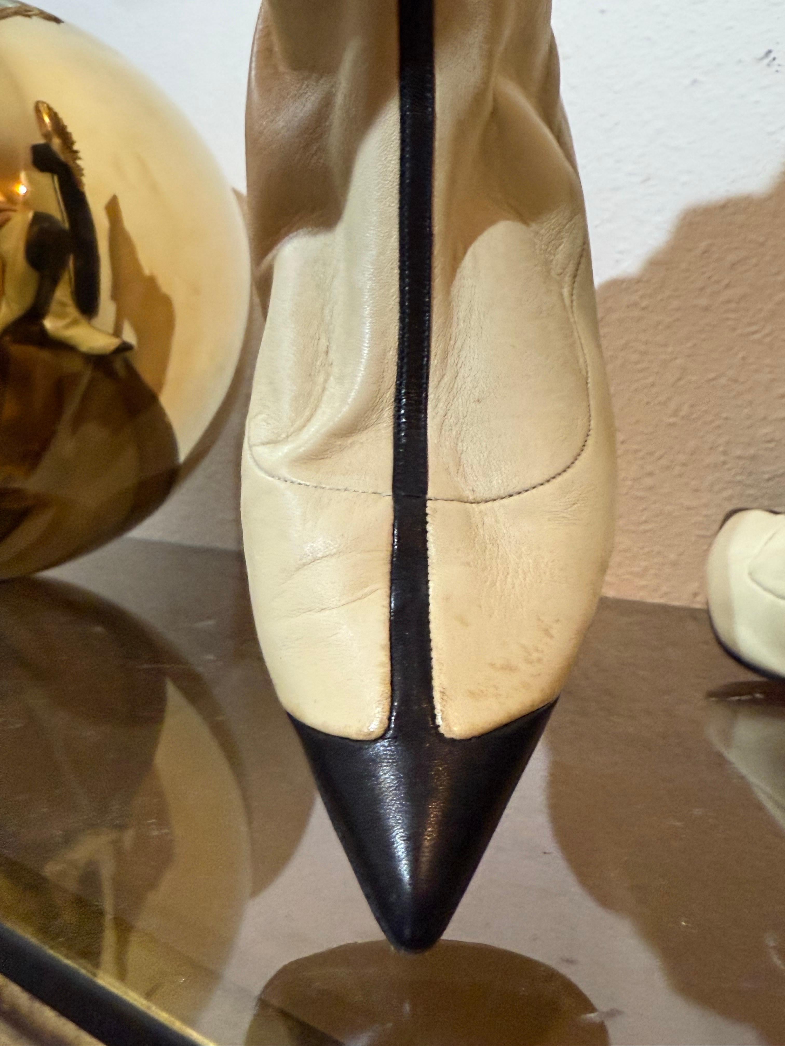 2000 Giorgio Armani Mod-Style Cream and Black Flat Heel Boots w Toe Cap & Stripe (Bottes à talons plats crème et noir avec capuchon et rayures) en vente 1