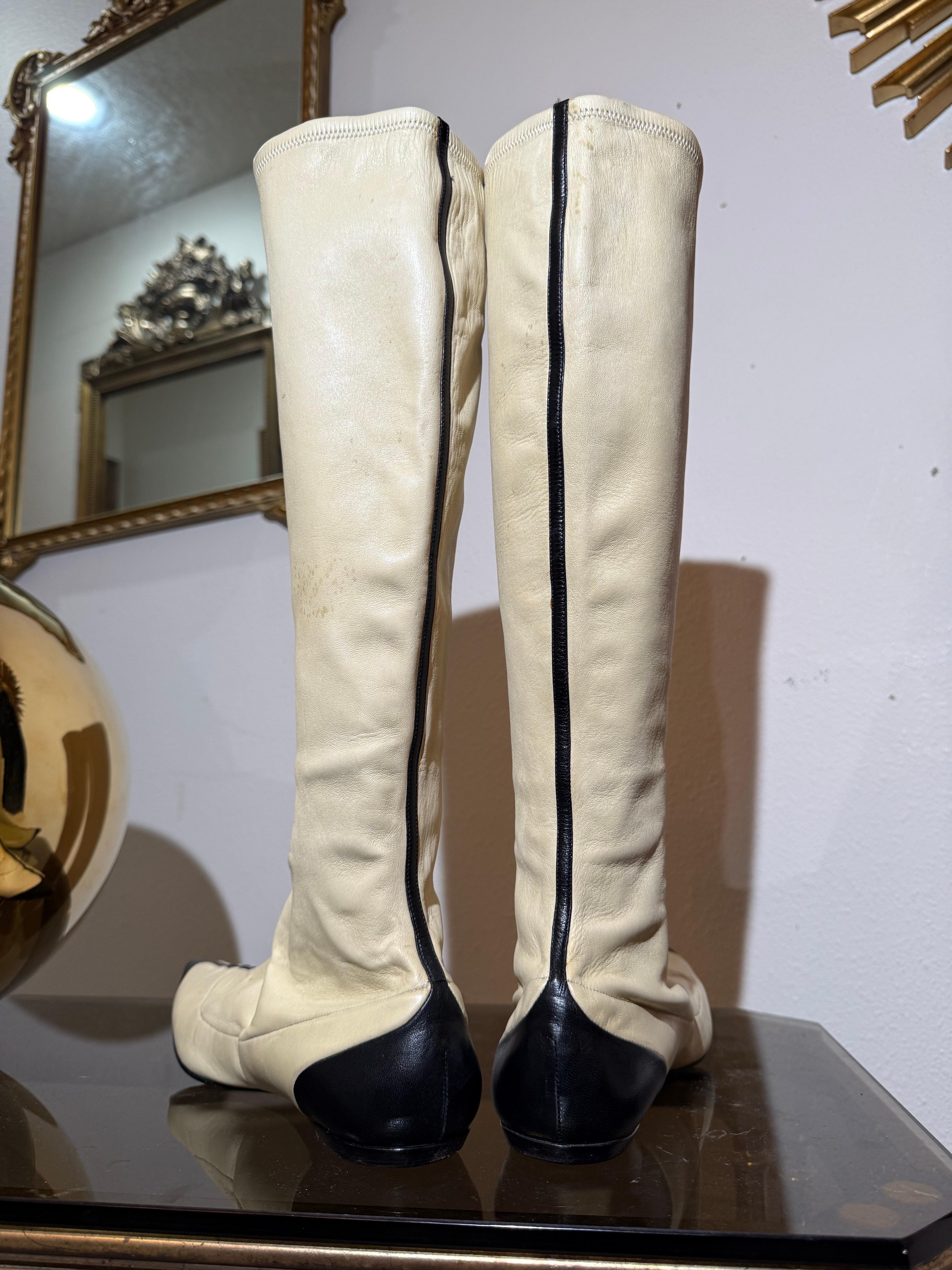 2000 Giorgio Armani Mod-Style Cream and Black Flat Heel Boots w Toe Cap & Stripe (Bottes à talons plats crème et noir avec capuchon et rayures) en vente 3
