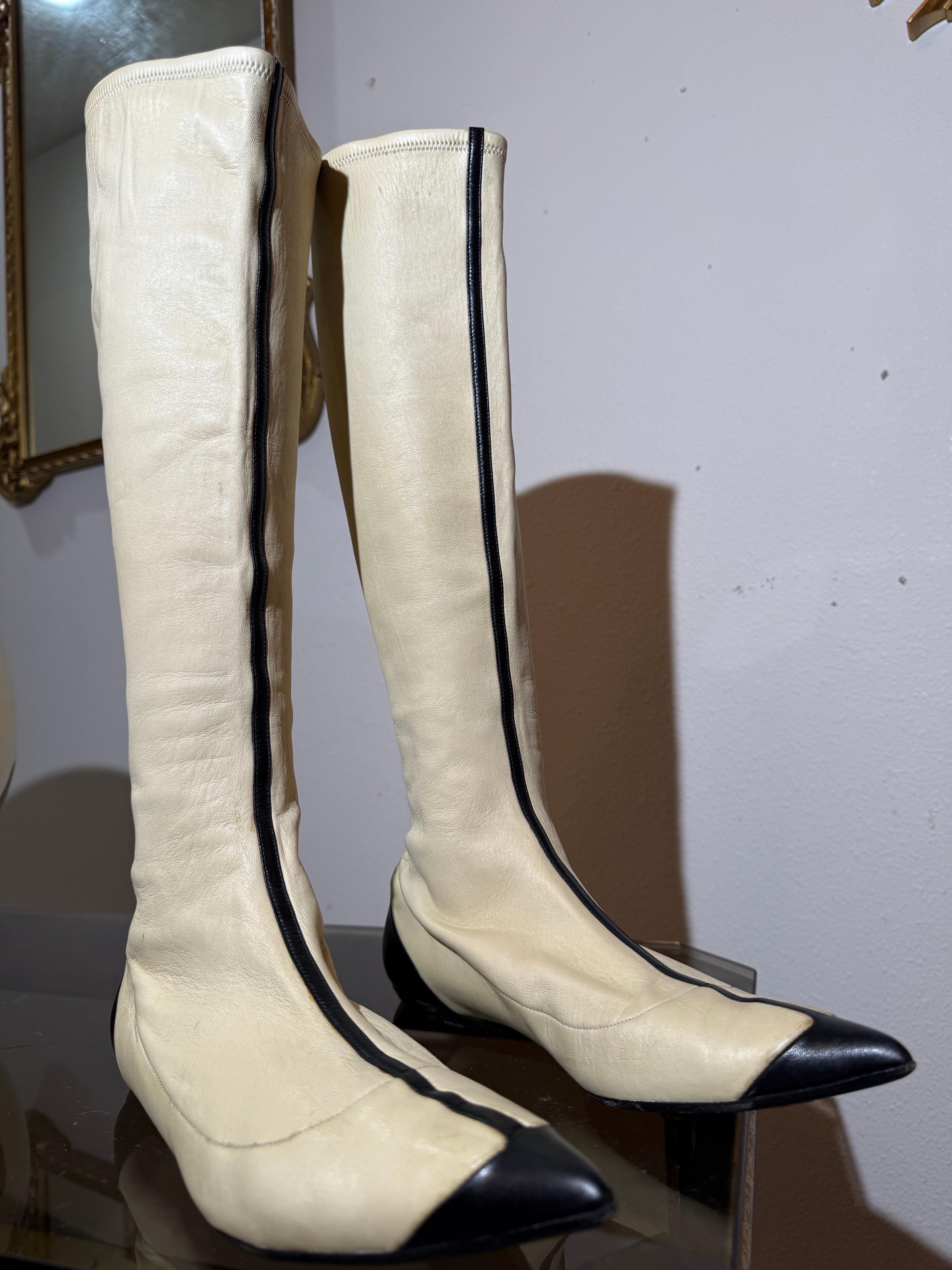 2000 Giorgio Armani Mod-Style Cream and Black Flat Heel Boots w Toe Cap & Stripe (Bottes à talons plats crème et noir avec capuchon et rayures) en vente 4