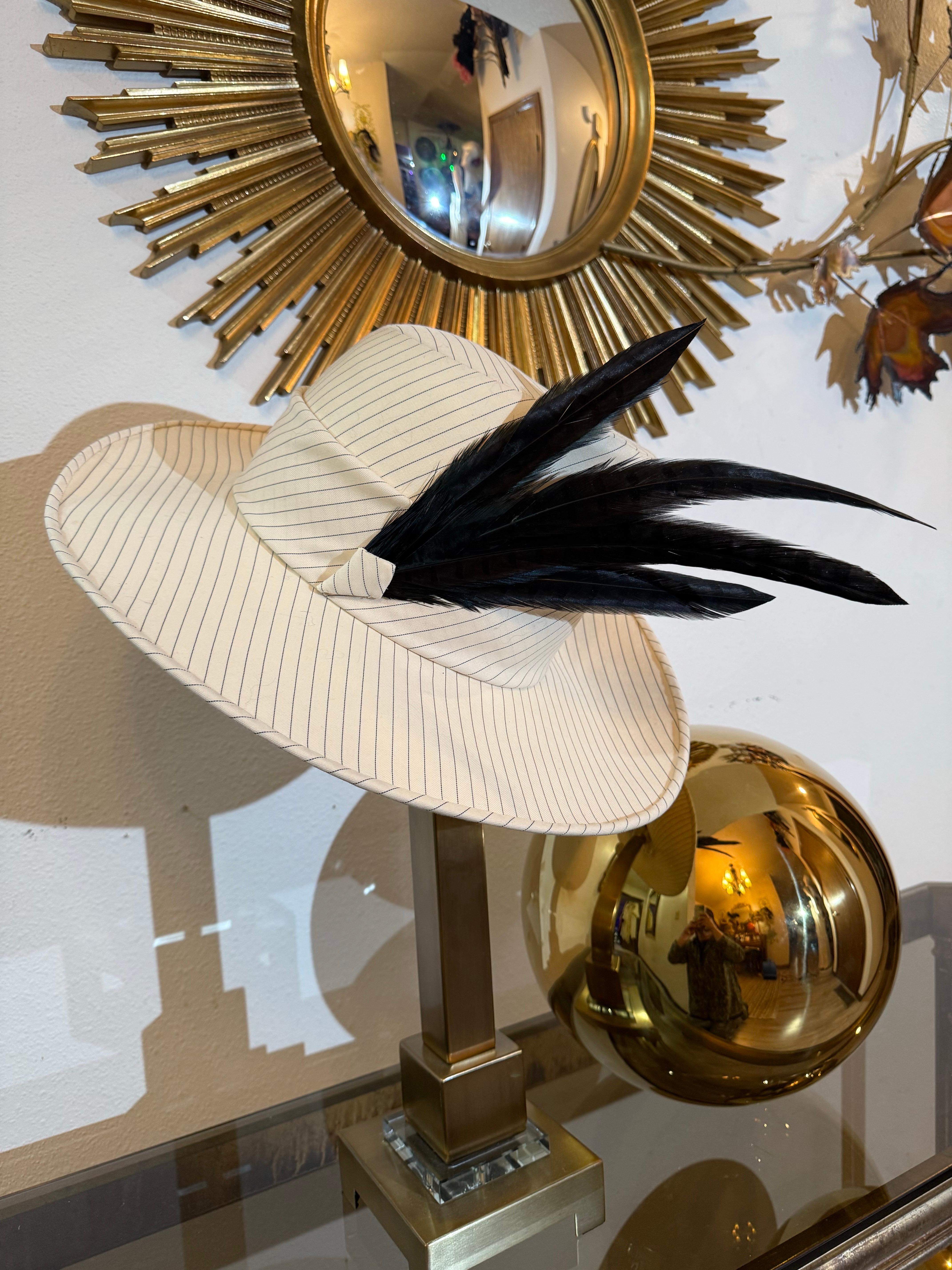 Bianco Maison Michel su misura: Fedora in lana a righe color crema e nero con pennacchi neri. in vendita