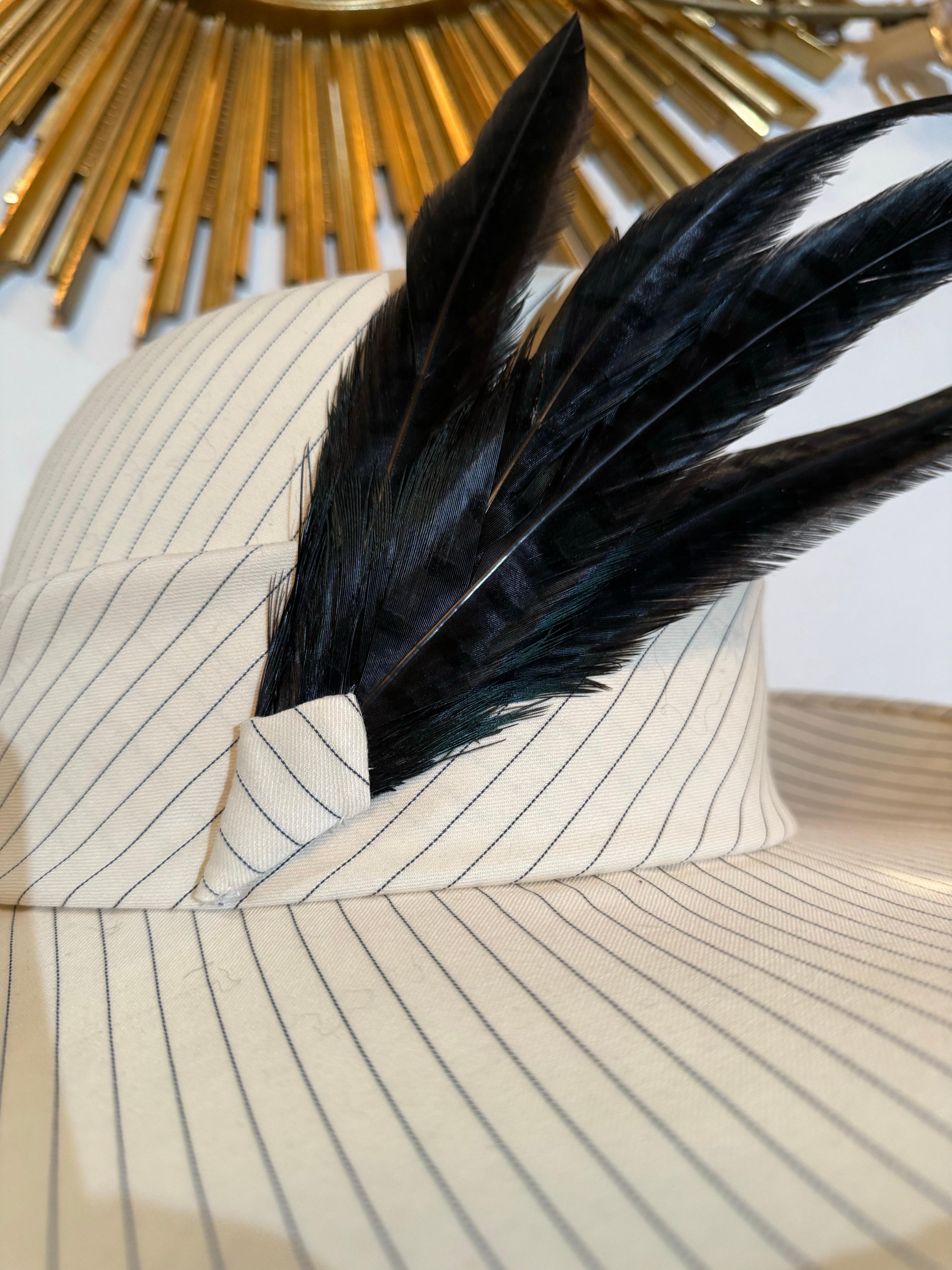 Maison Michel su misura: Fedora in lana a righe color crema e nero con pennacchi neri. In condizioni Nuovo in vendita a Gresham, OR