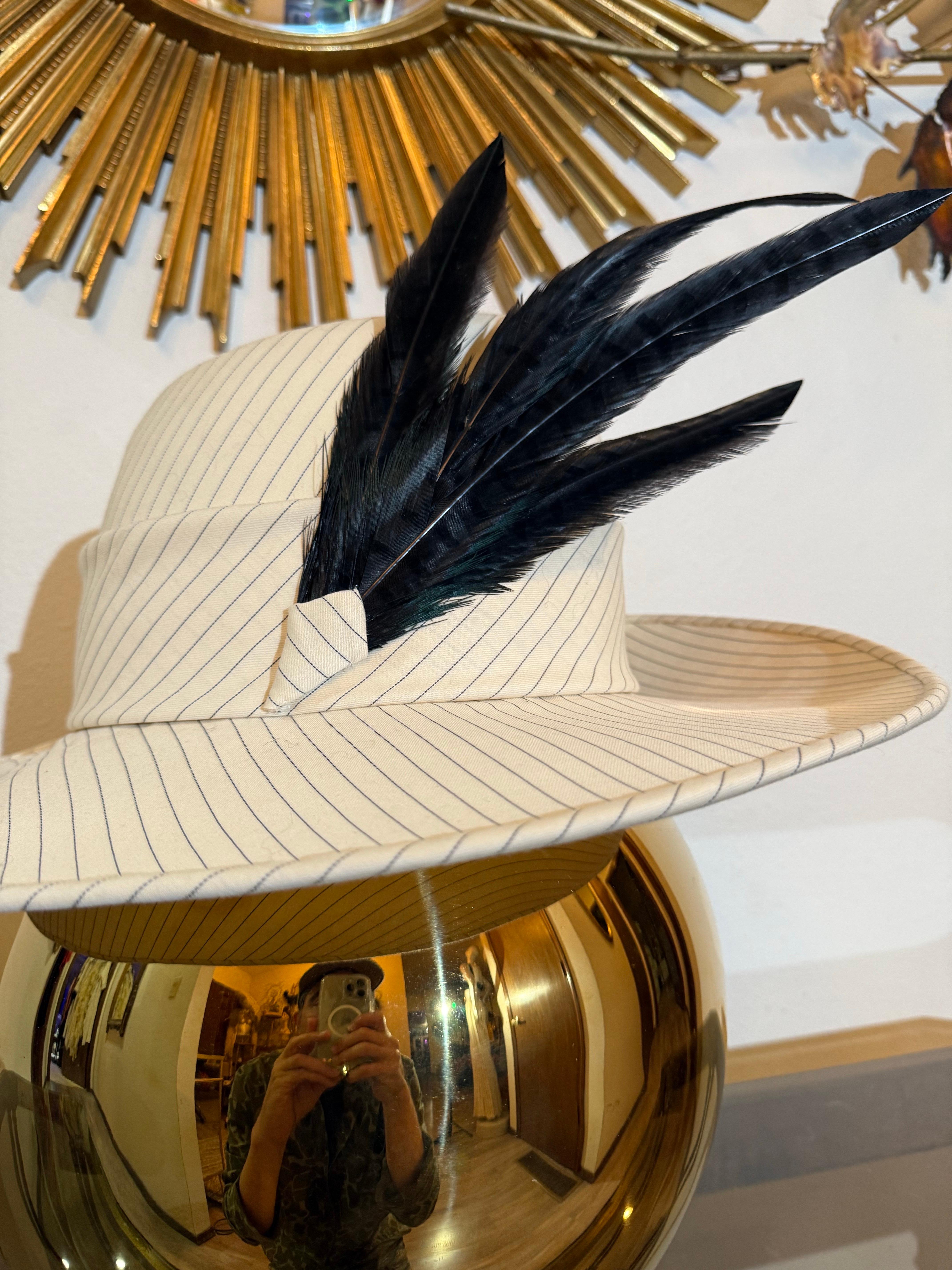 Maison Michel su misura: Fedora in lana a righe color crema e nero con pennacchi neri. in vendita 1
