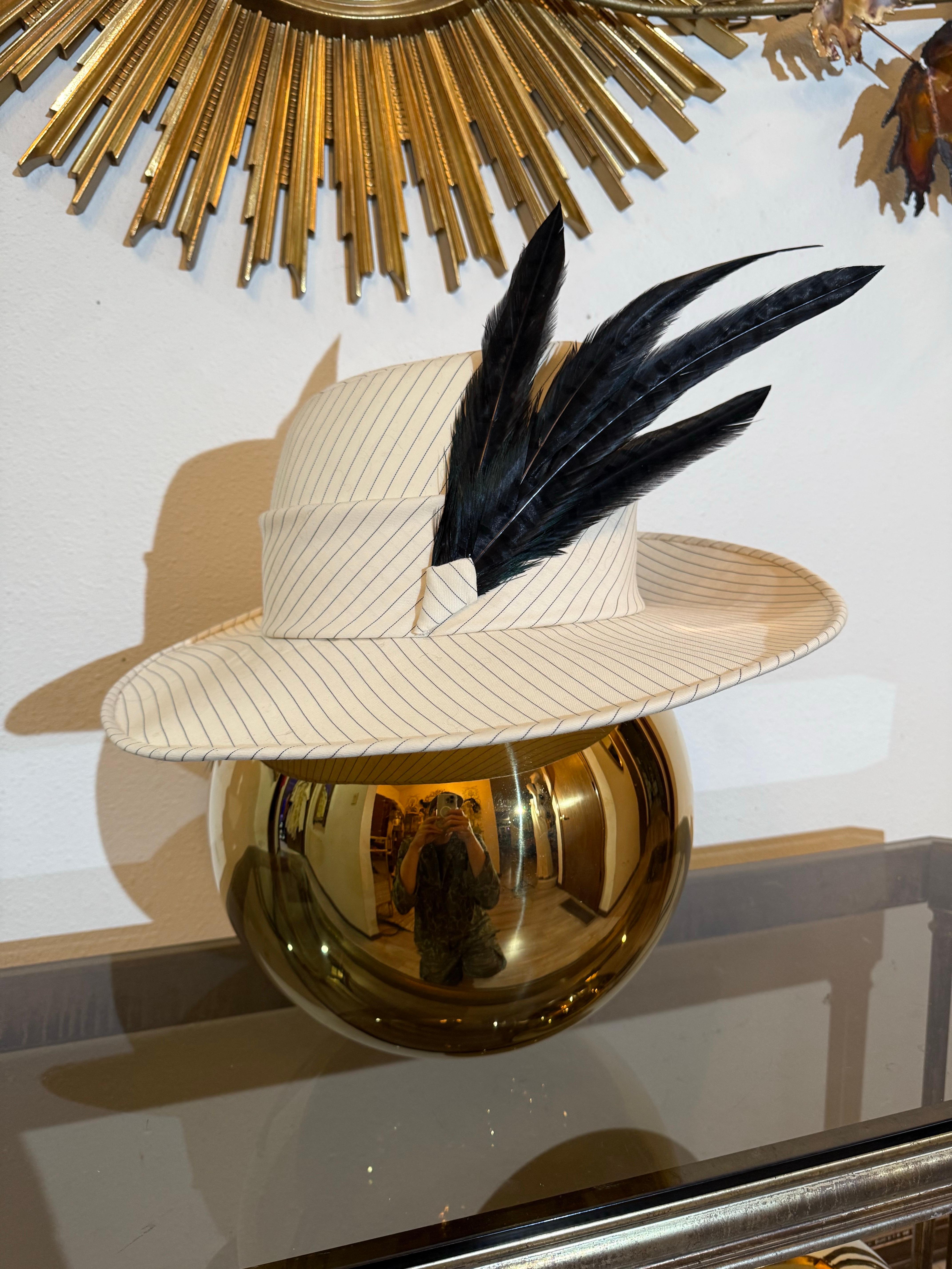 da uomo o donna Maison Michel su misura: Fedora in lana a righe color crema e nero con pennacchi neri. in vendita