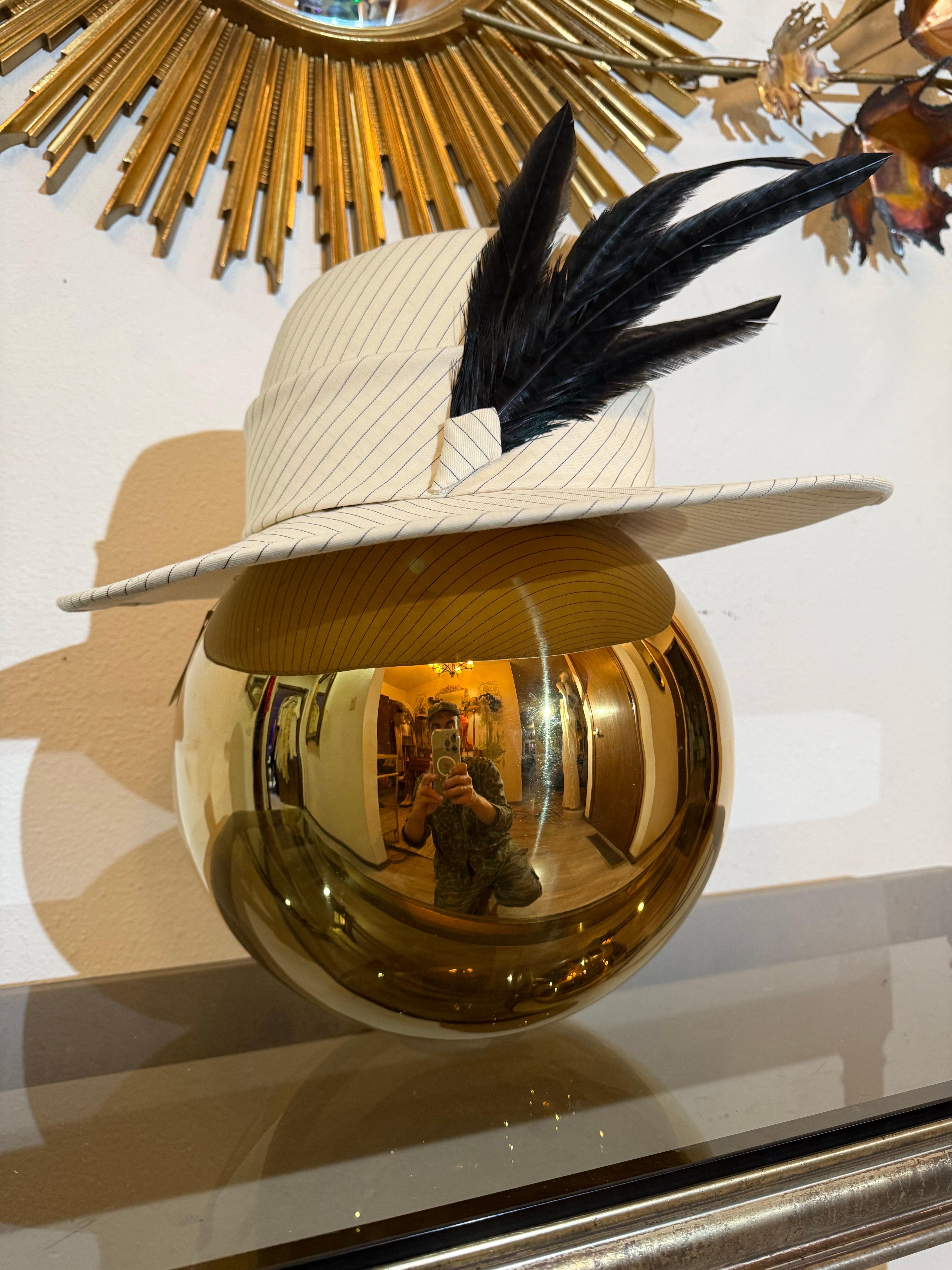 Maison Michel su misura: Fedora in lana a righe color crema e nero con pennacchi neri. in vendita 3
