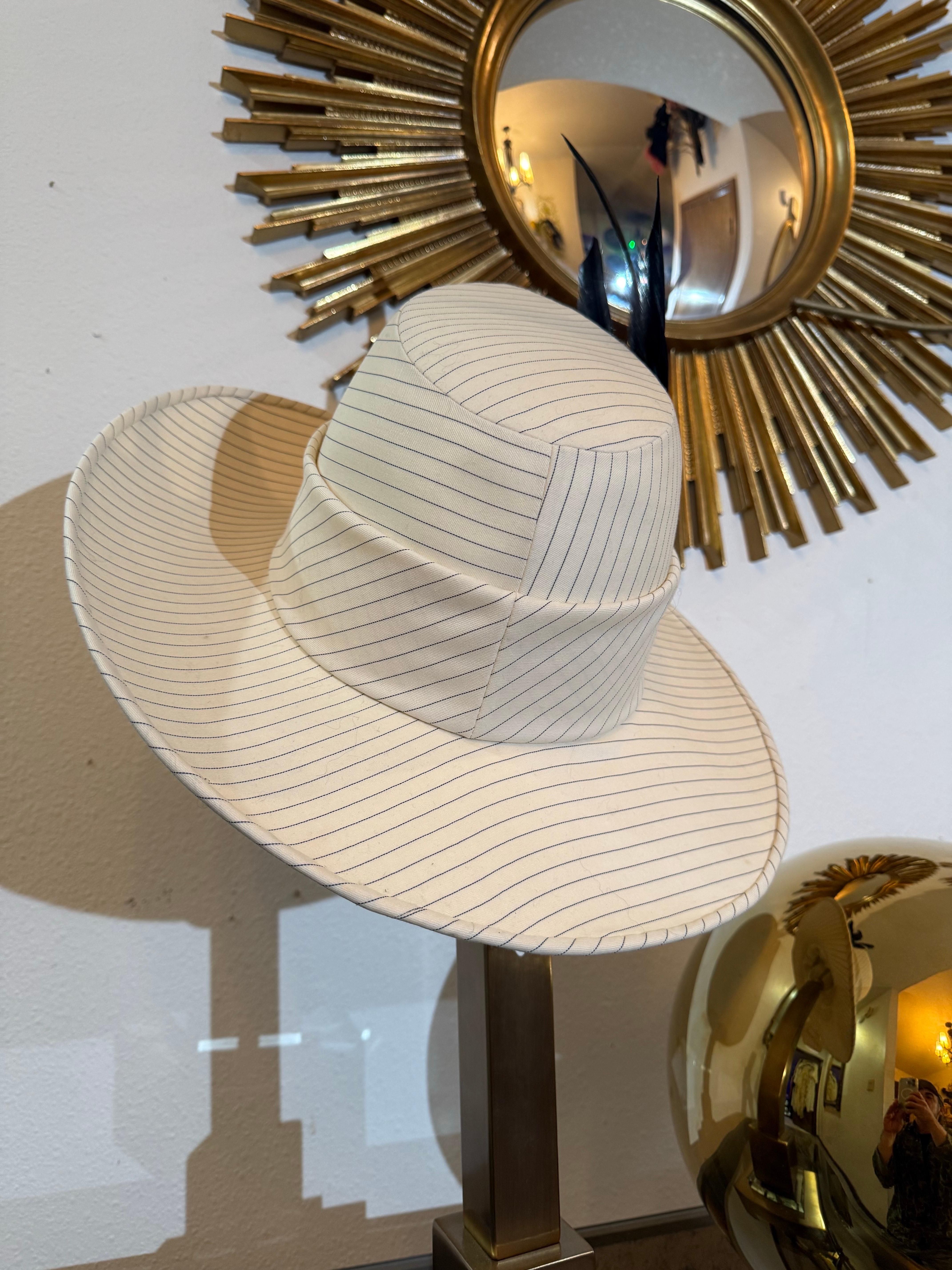 Maison Michel su misura: Fedora in lana a righe color crema e nero con pennacchi neri. in vendita 6