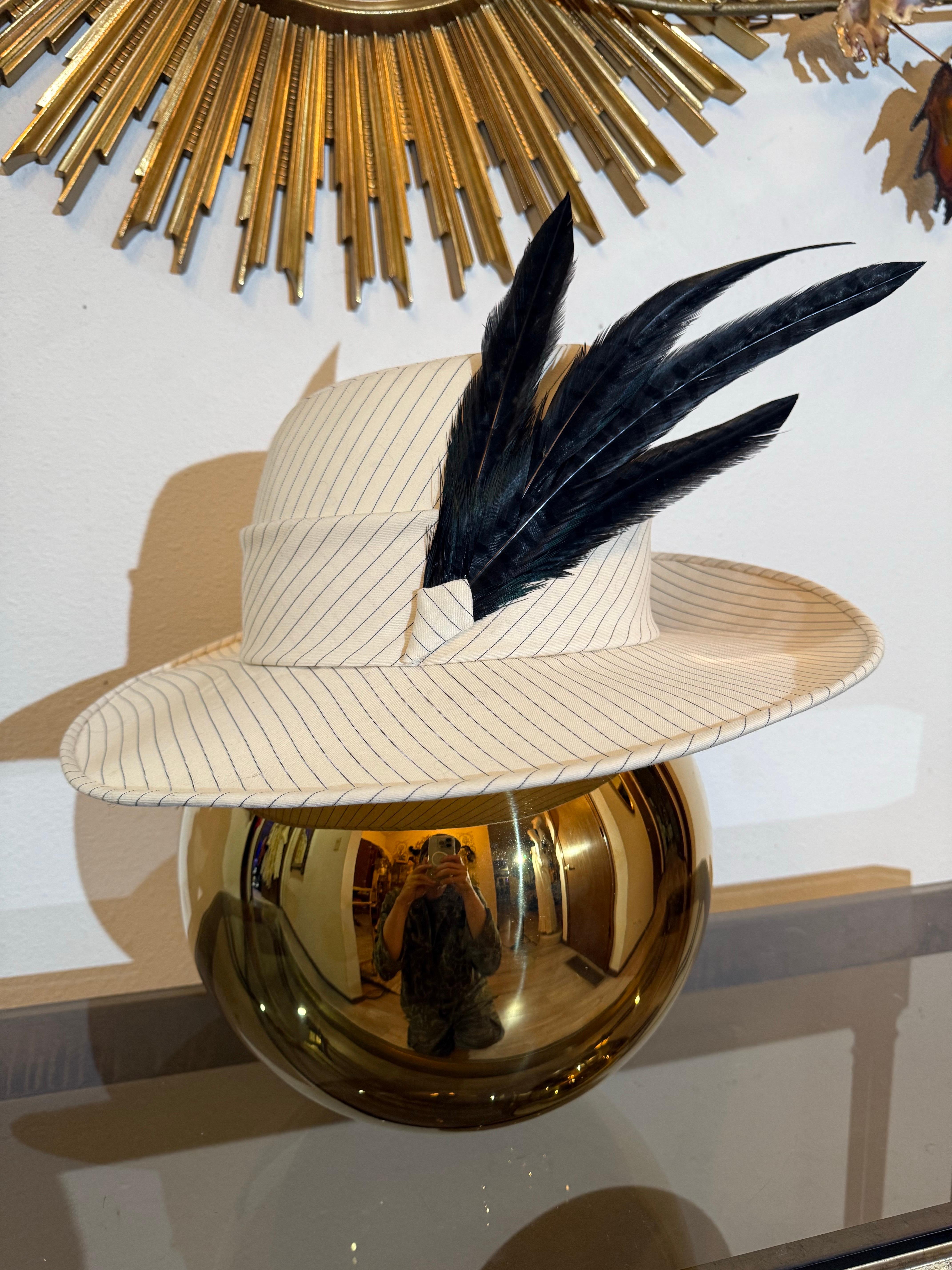 Maison Michel su misura: Fedora in lana a righe color crema e nero con pennacchi neri. in vendita 7