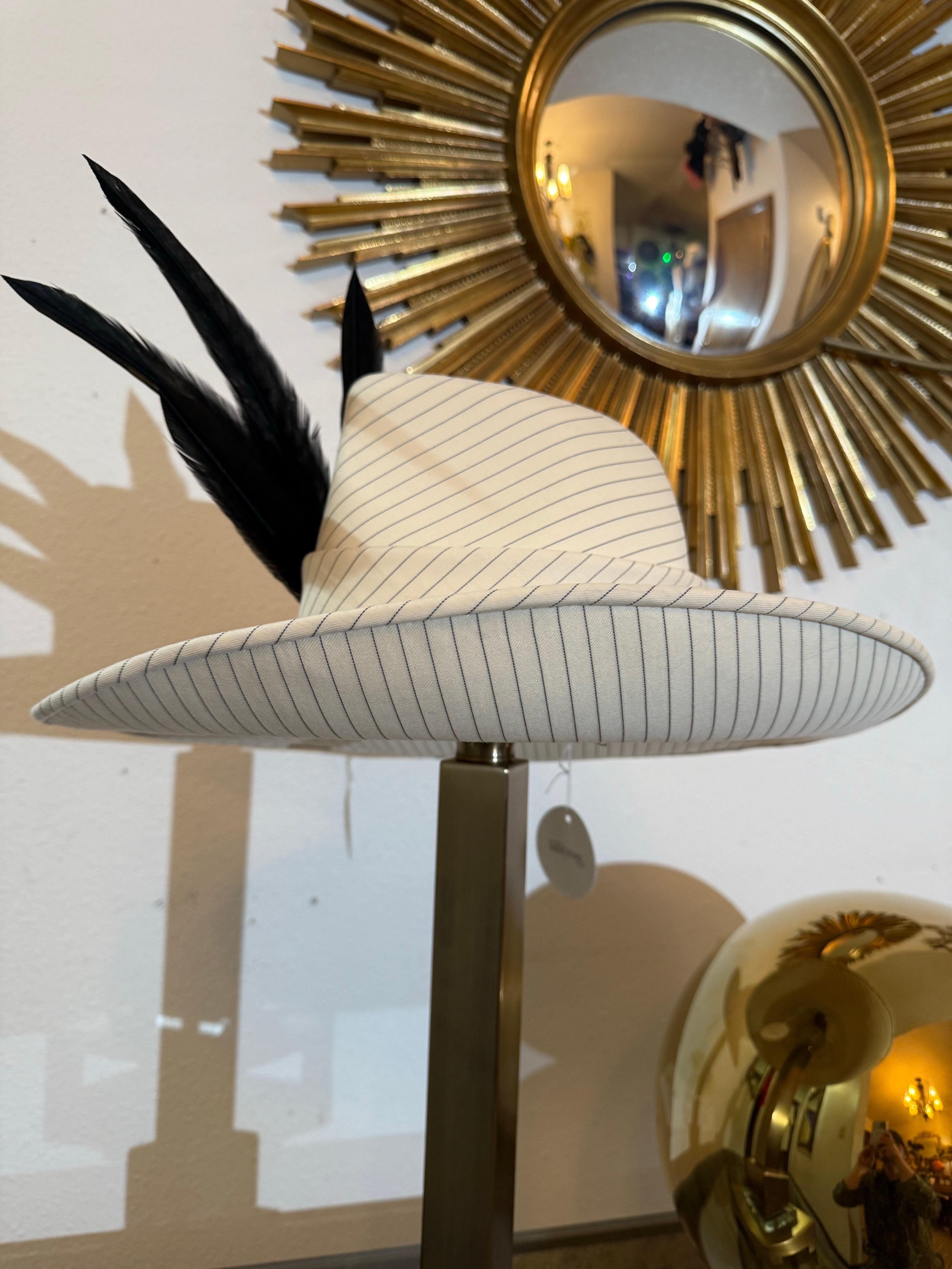 Maison Michel su misura: Fedora in lana a righe color crema e nero con pennacchi neri. in vendita 9
