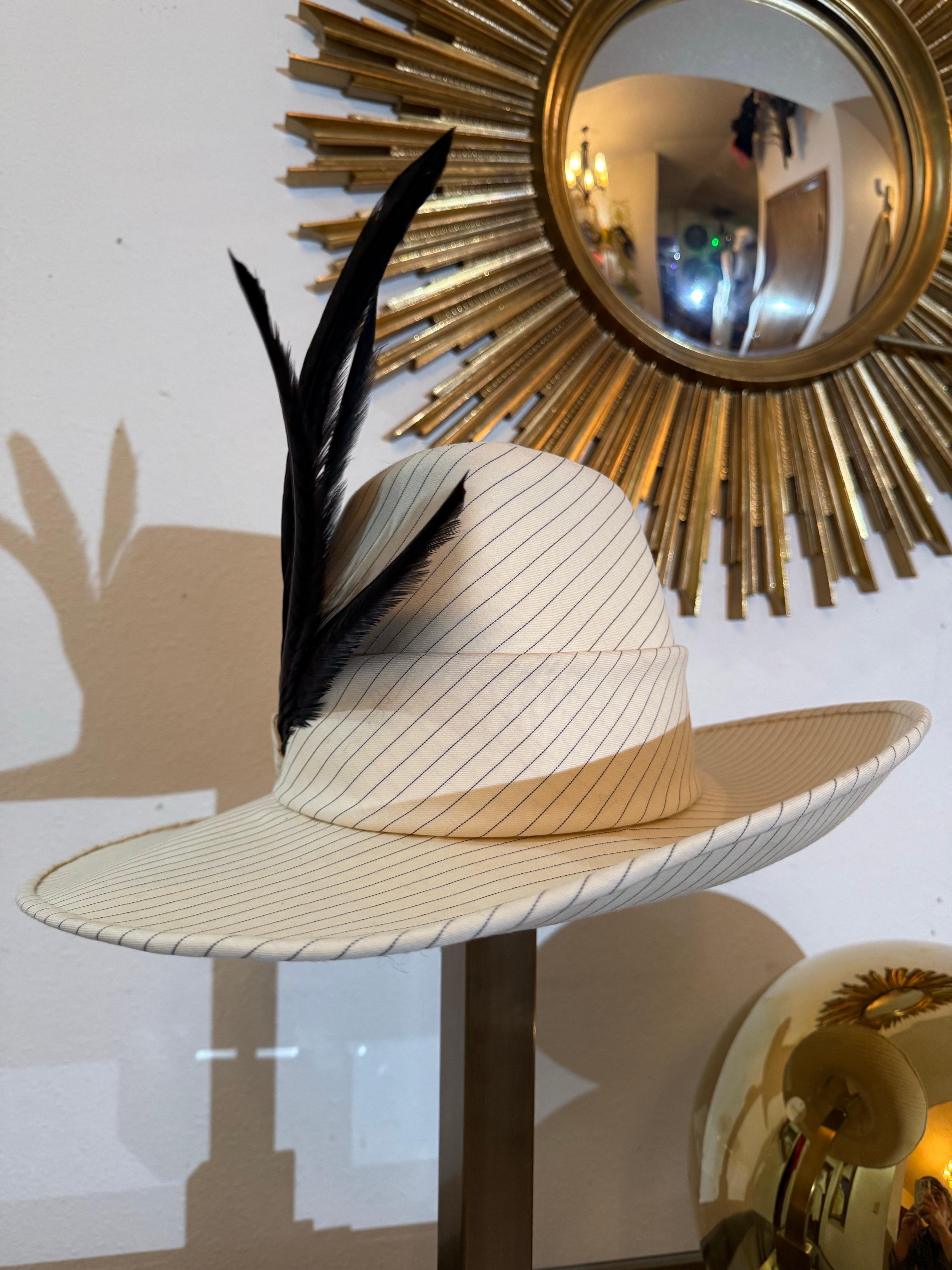 Maison Michel su misura: Fedora in lana a righe color crema e nero con pennacchi neri. in vendita 8