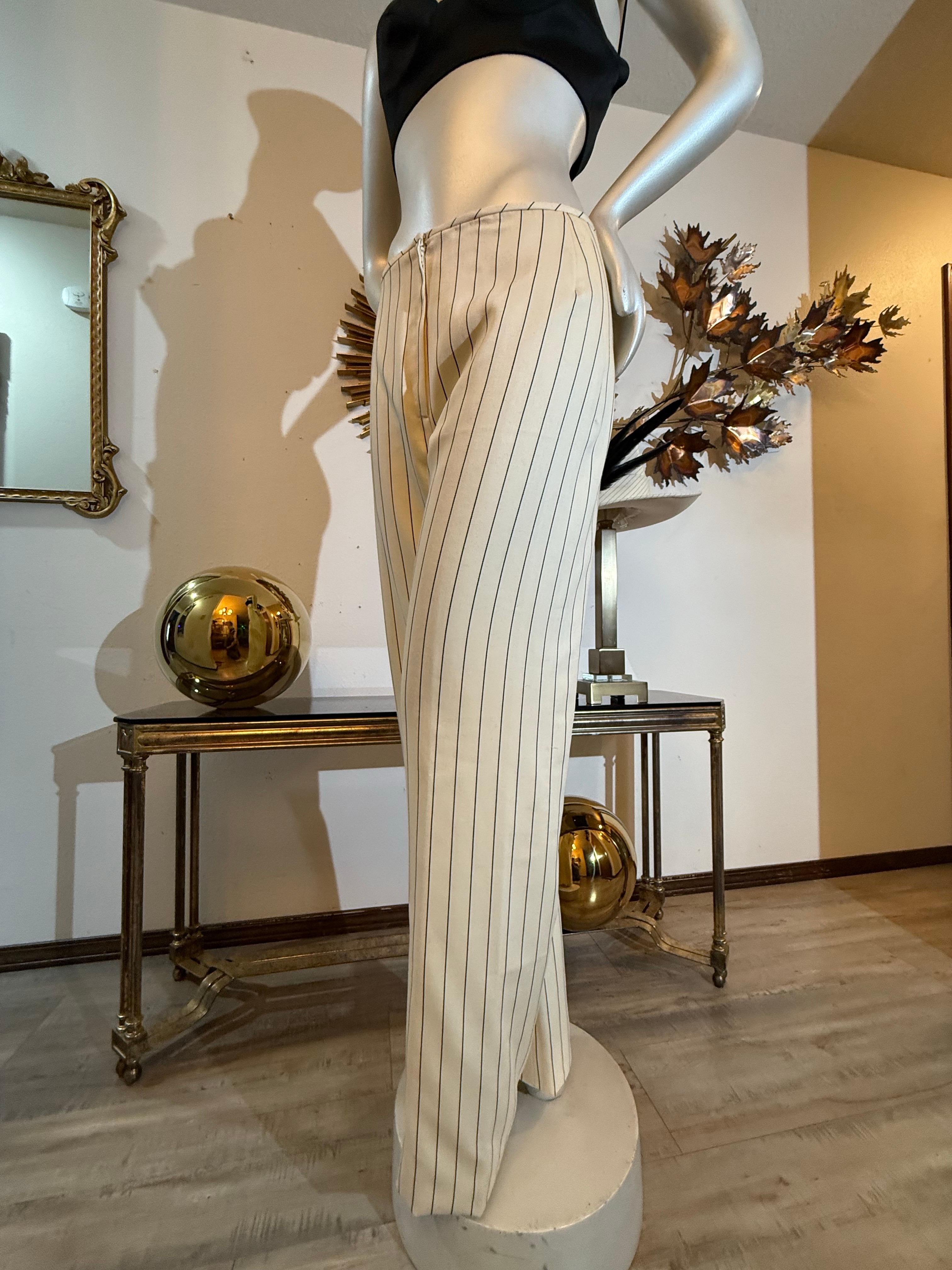 Pantalon à jambe évasée en gabardine de laine à rayures crème et noires, fait sur mesure Pour femmes en vente