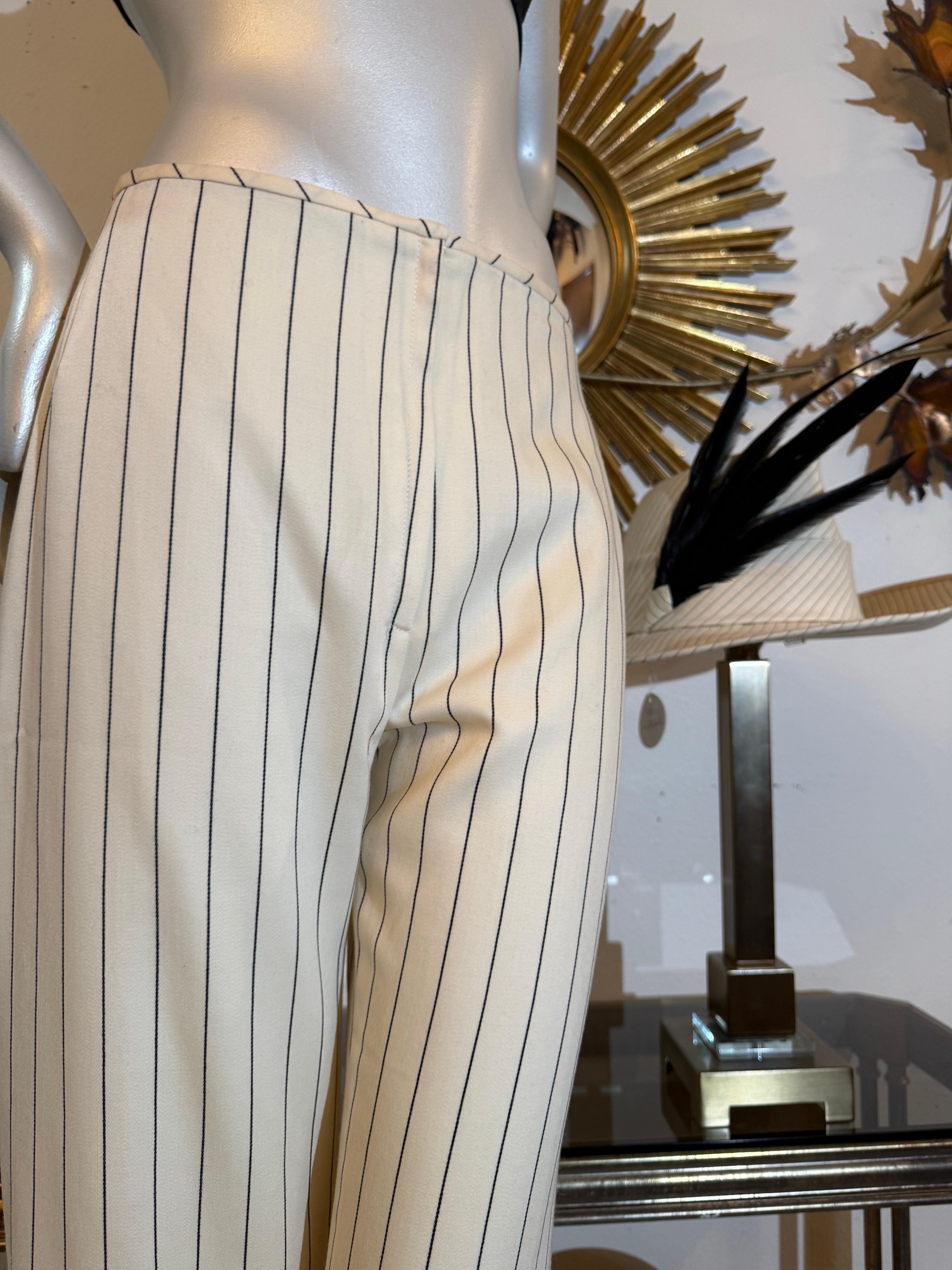 Blanc Pantalon à jambe évasée en gabardine de laine à rayures crème et noires, fait sur mesure en vente