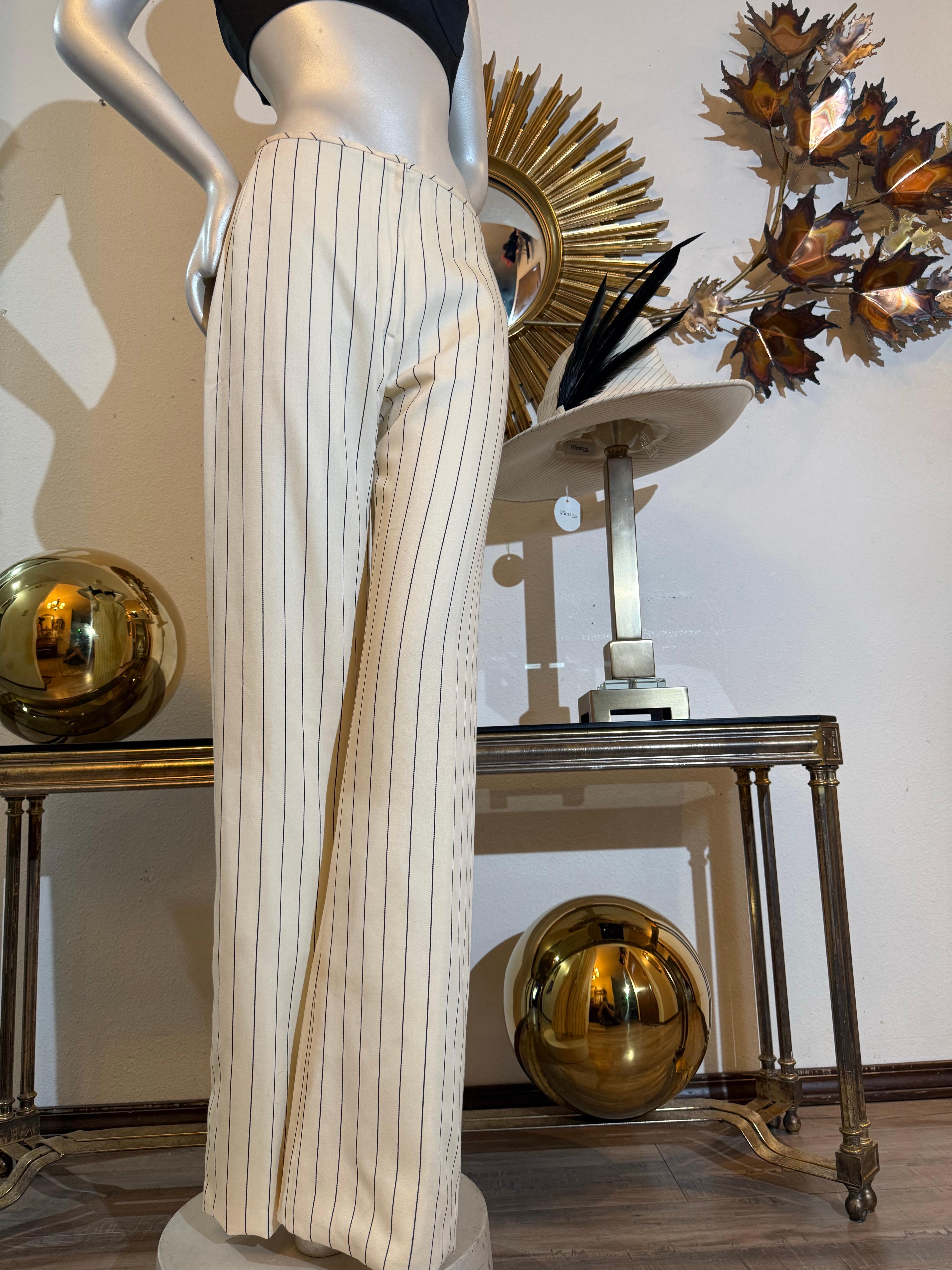 Pantalon à jambe évasée en gabardine de laine à rayures crème et noires, fait sur mesure ;  Pantalon en gabardine de laine à rayures crème et noires, magnifiquement taillé, avec une silhouette évasée sur le devant. Pipé  à la taille et légèrement