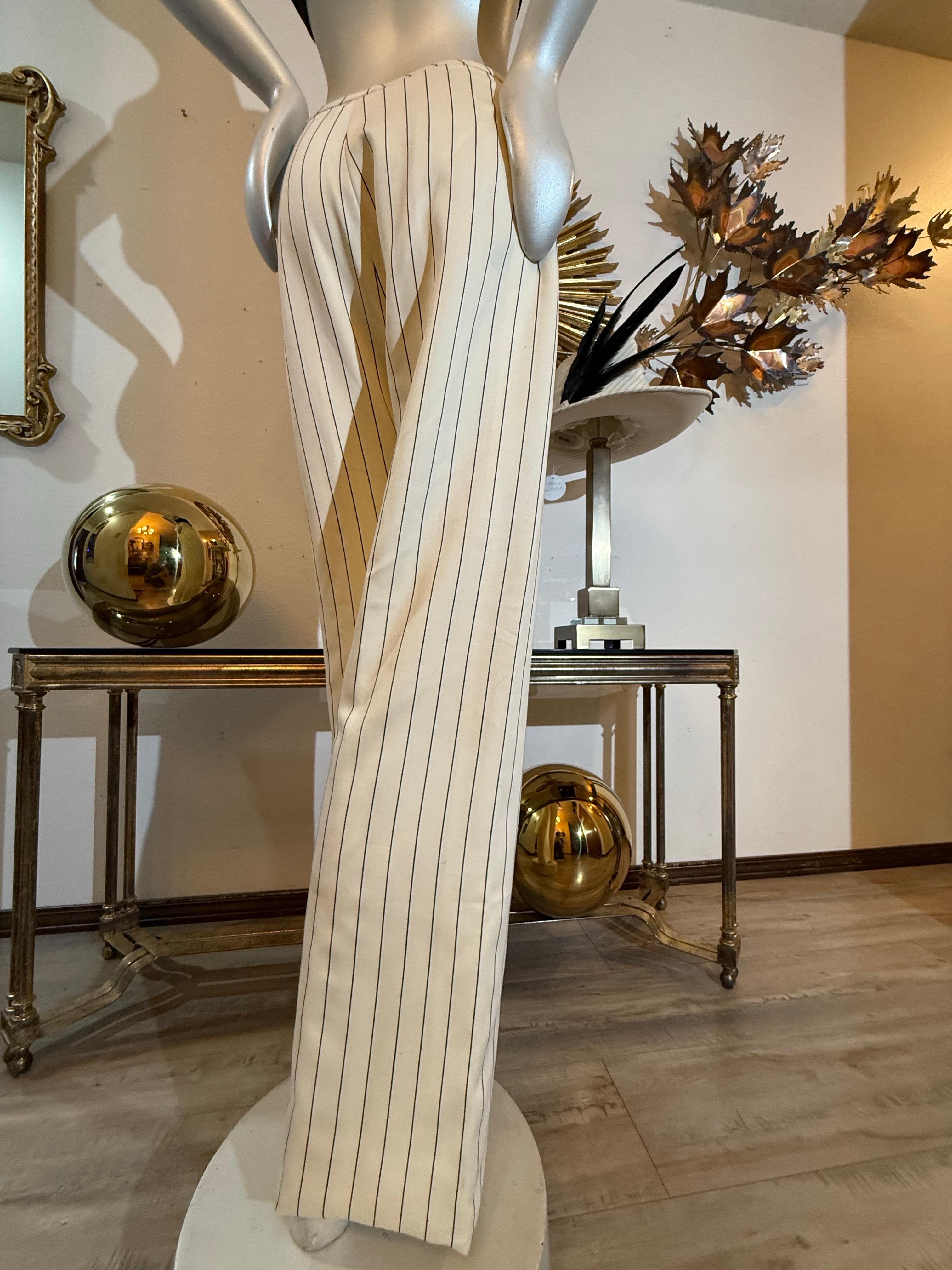 Pantalon à jambe évasée en gabardine de laine à rayures crème et noires, fait sur mesure en vente 1