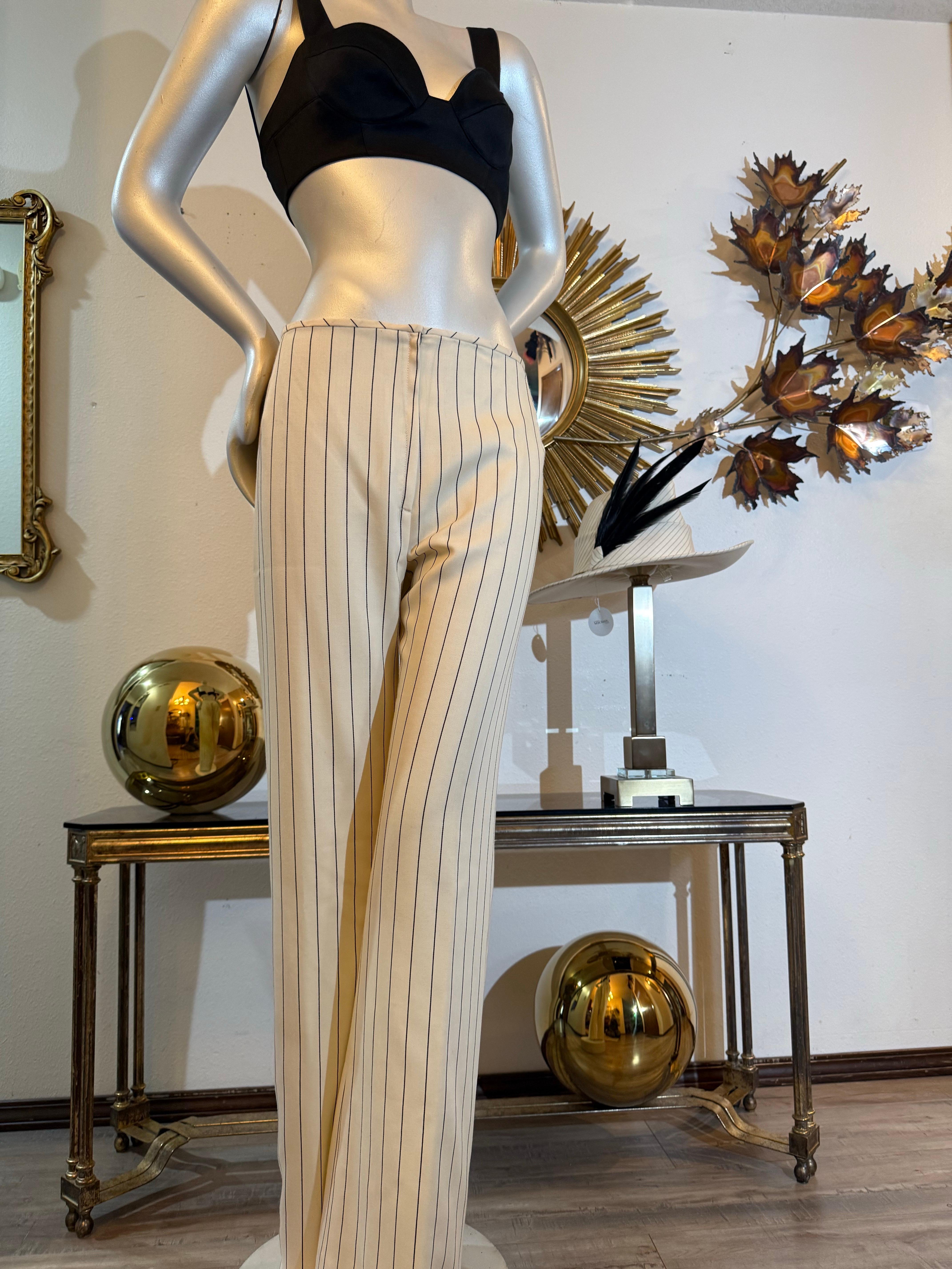 Pantalon à jambe évasée en gabardine de laine à rayures crème et noires, fait sur mesure en vente 3