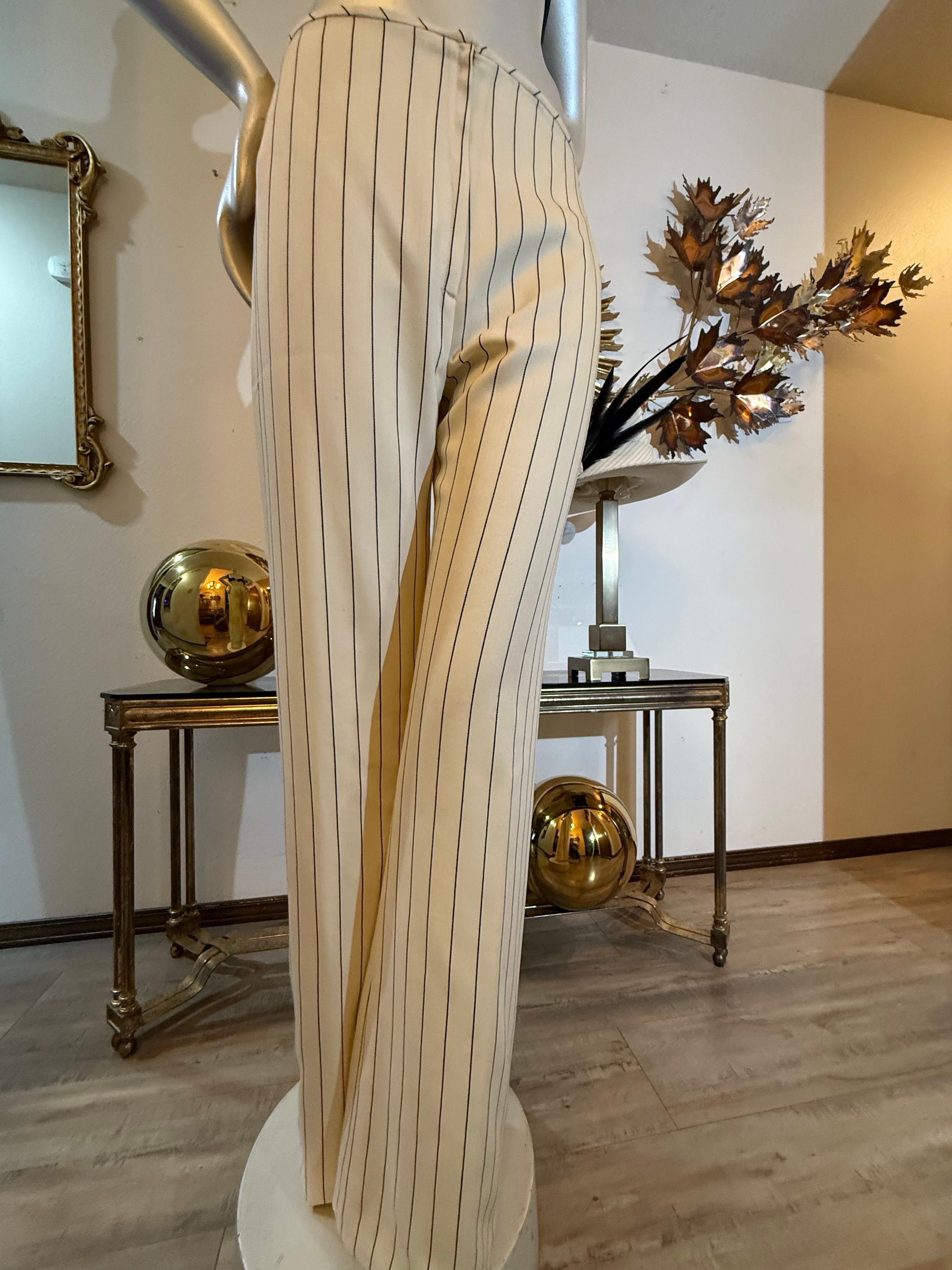 Pantalon à jambe évasée en gabardine de laine à rayures crème et noires, fait sur mesure en vente 2