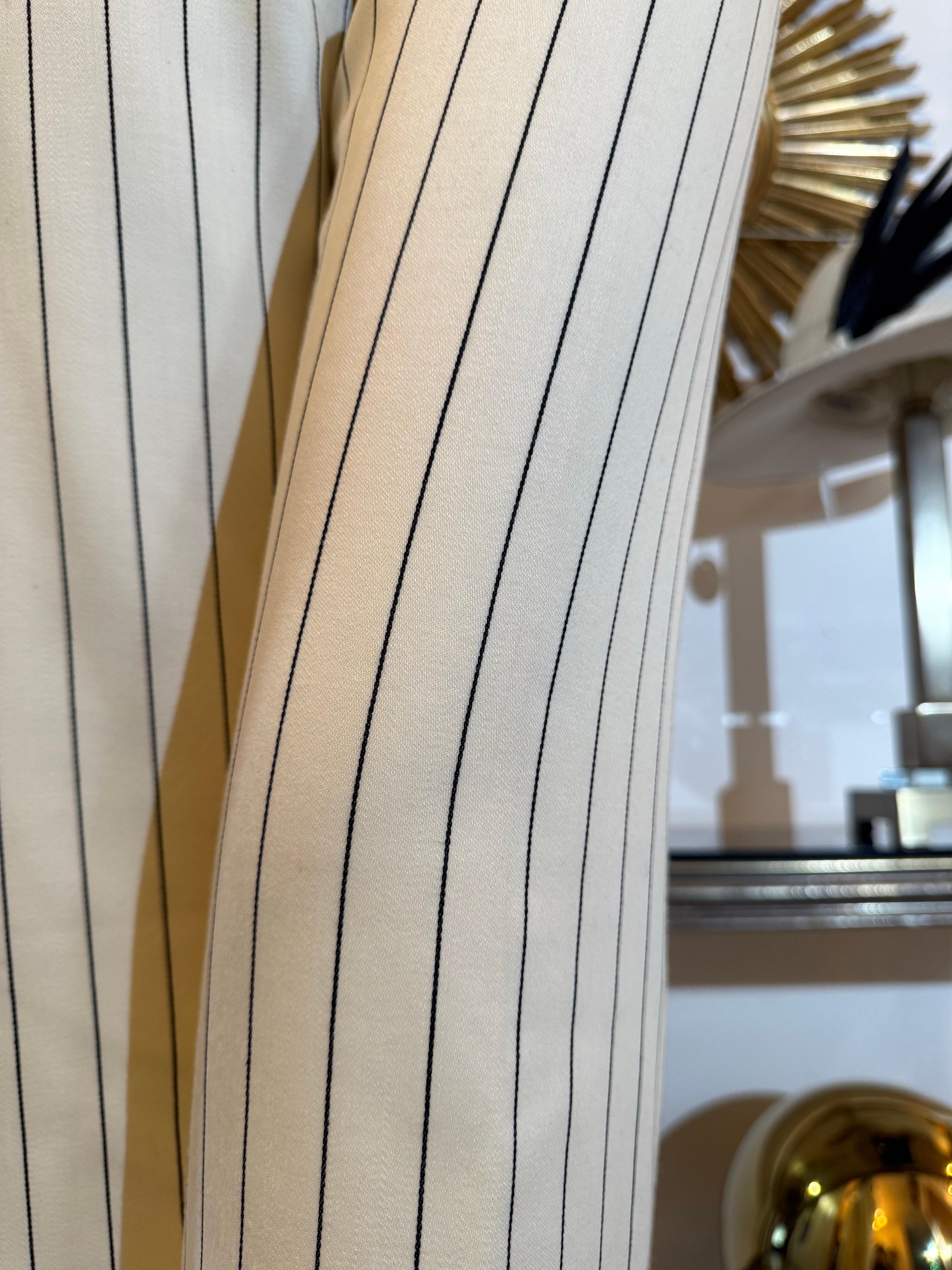 Pantalon à jambe évasée en gabardine de laine à rayures crème et noires, fait sur mesure Neuf - En vente à Gresham, OR