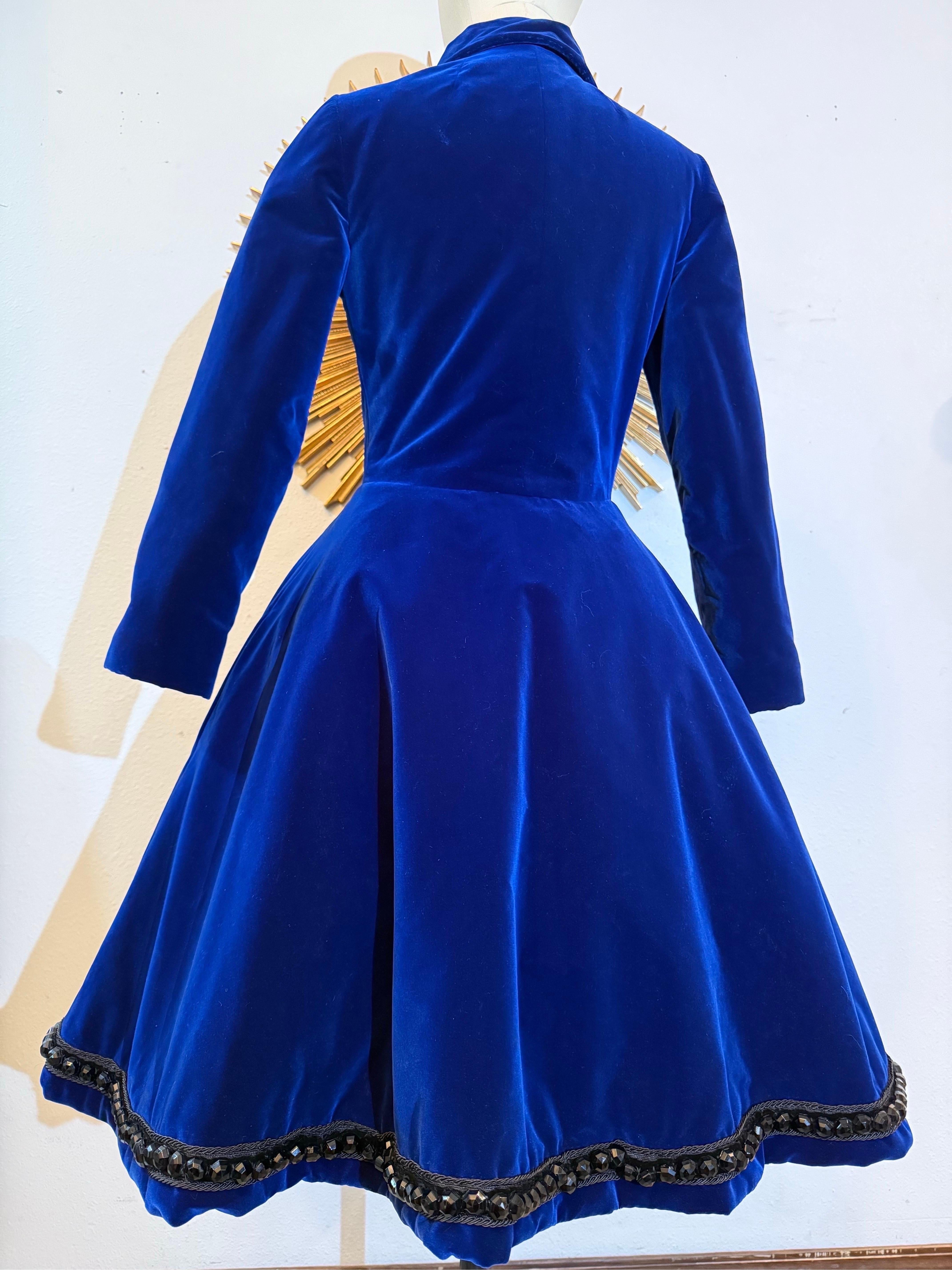 Lucie-Spilo 1960, velluto di seta blu zaffiro, cappotto di ispirazione militare con getto d'acqua. In condizioni ottime in vendita a Gresham, OR