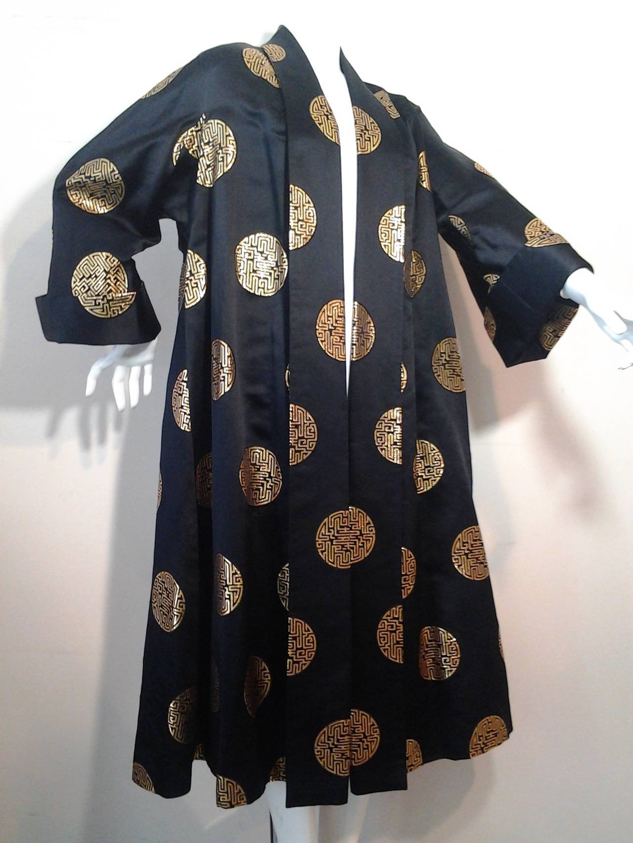 1950s Hong Kong Silk Satin Opera Swing Coat with Gold Crest Motifs In Excellent Condition In Gresham, OR