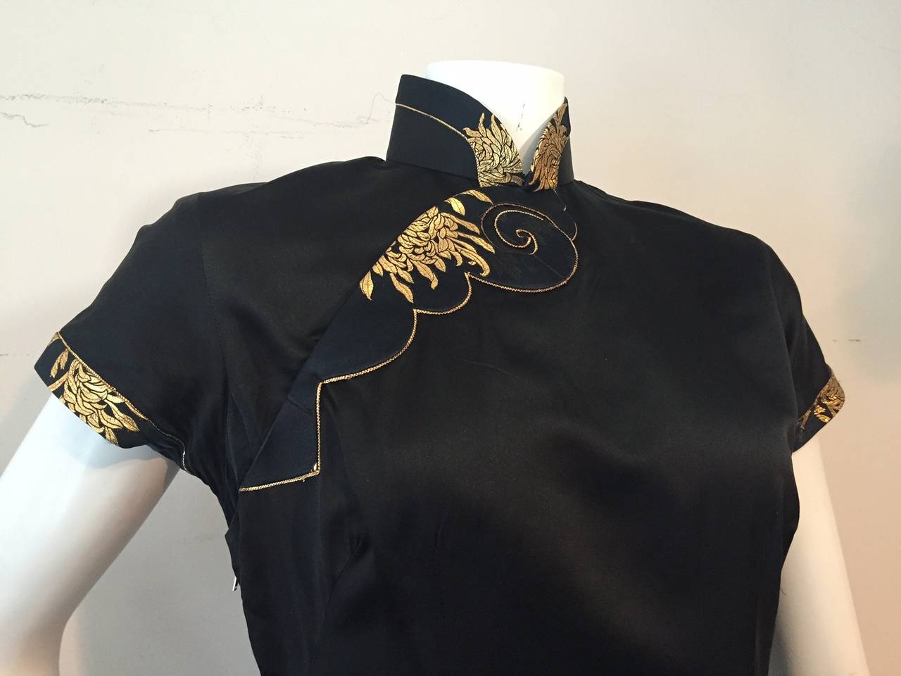 1950s Hong Kong Silk Satin Cheongsam with Gold Piping and Chrysanthemum In Excellent Condition In Gresham, OR