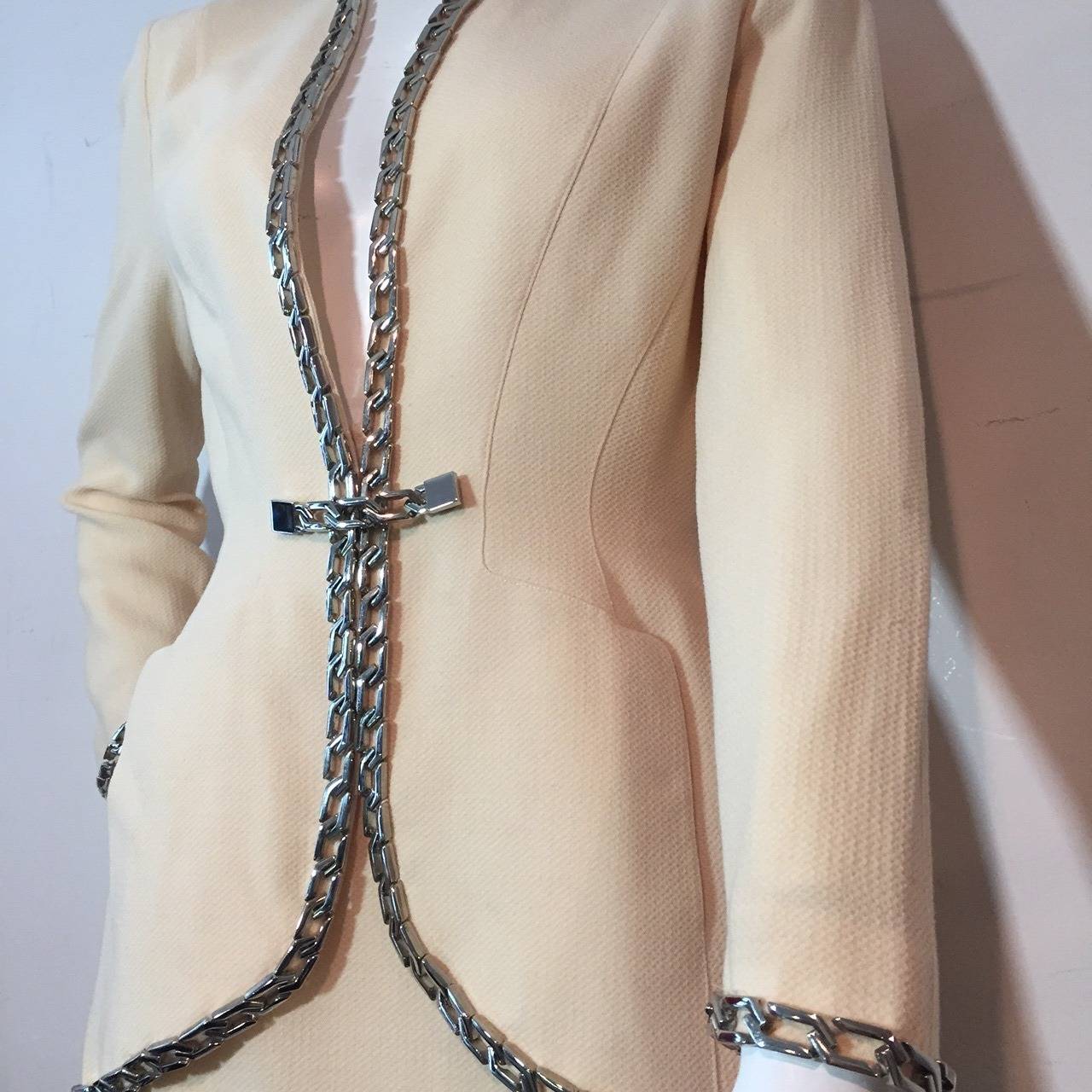 1980s Thierry Mugler Cream Wool Novelty Crepe Suit with Chain Link Trim In Excellent Condition In Gresham, OR