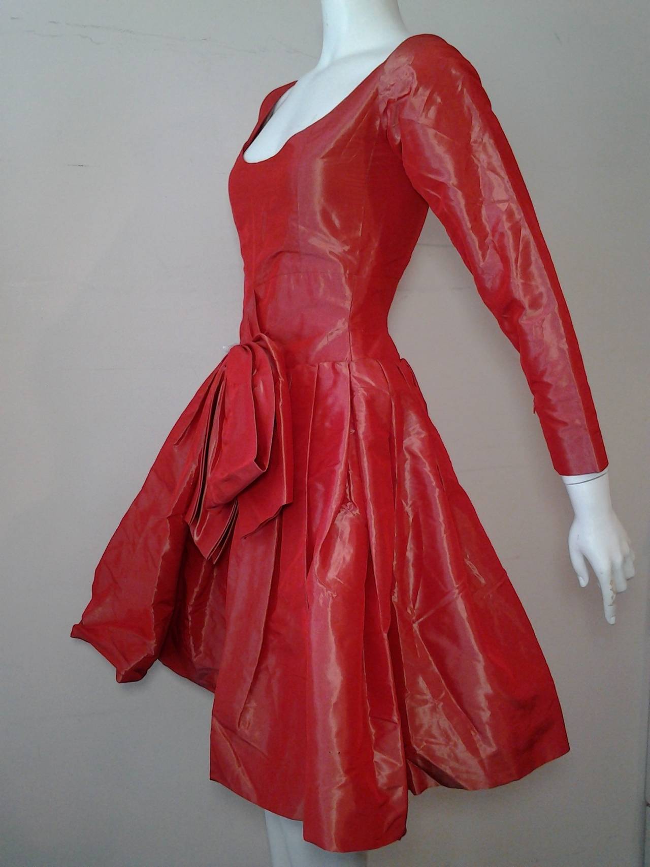 1980er Jahre Yves Saint Laurent - Rive Gauche Rotes schillerndes Hockerkleid Damen im Angebot