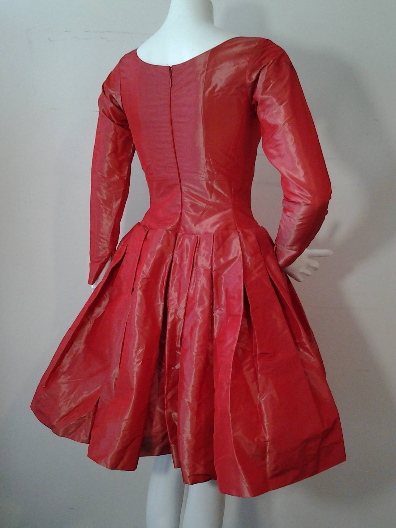 1980er Jahre Yves Saint Laurent - Rive Gauche Rotes schillerndes Hockerkleid im Angebot 1
