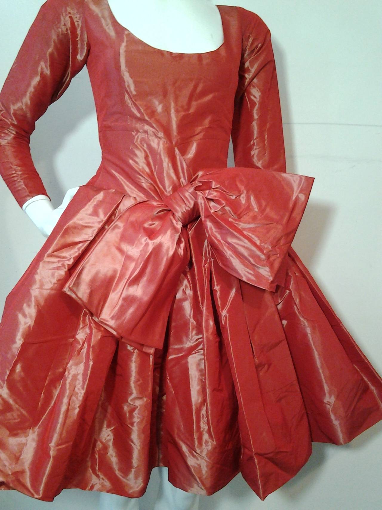 1980er Jahre Yves Saint Laurent - Rive Gauche Rotes schillerndes Hockerkleid im Angebot 2