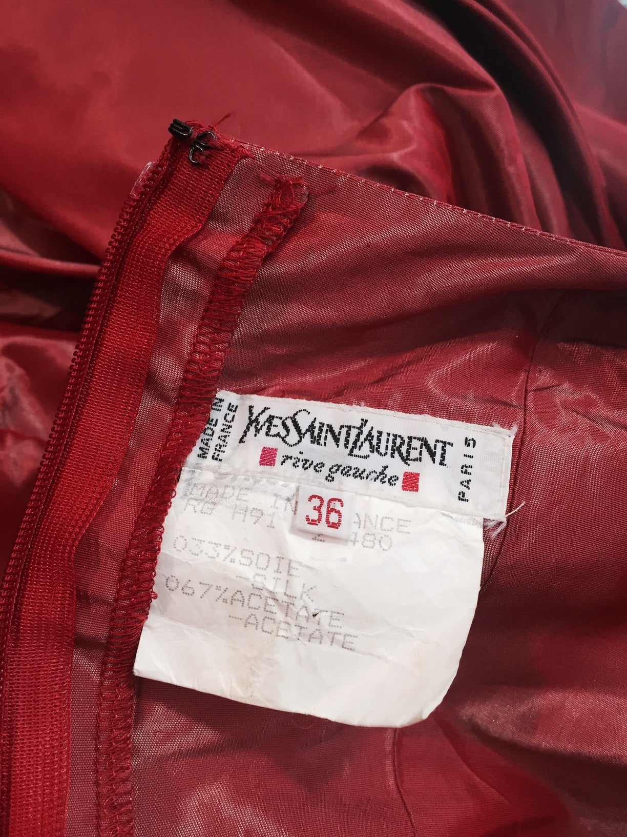 1980er Jahre Yves Saint Laurent - Rive Gauche Rotes schillerndes Hockerkleid im Angebot 3