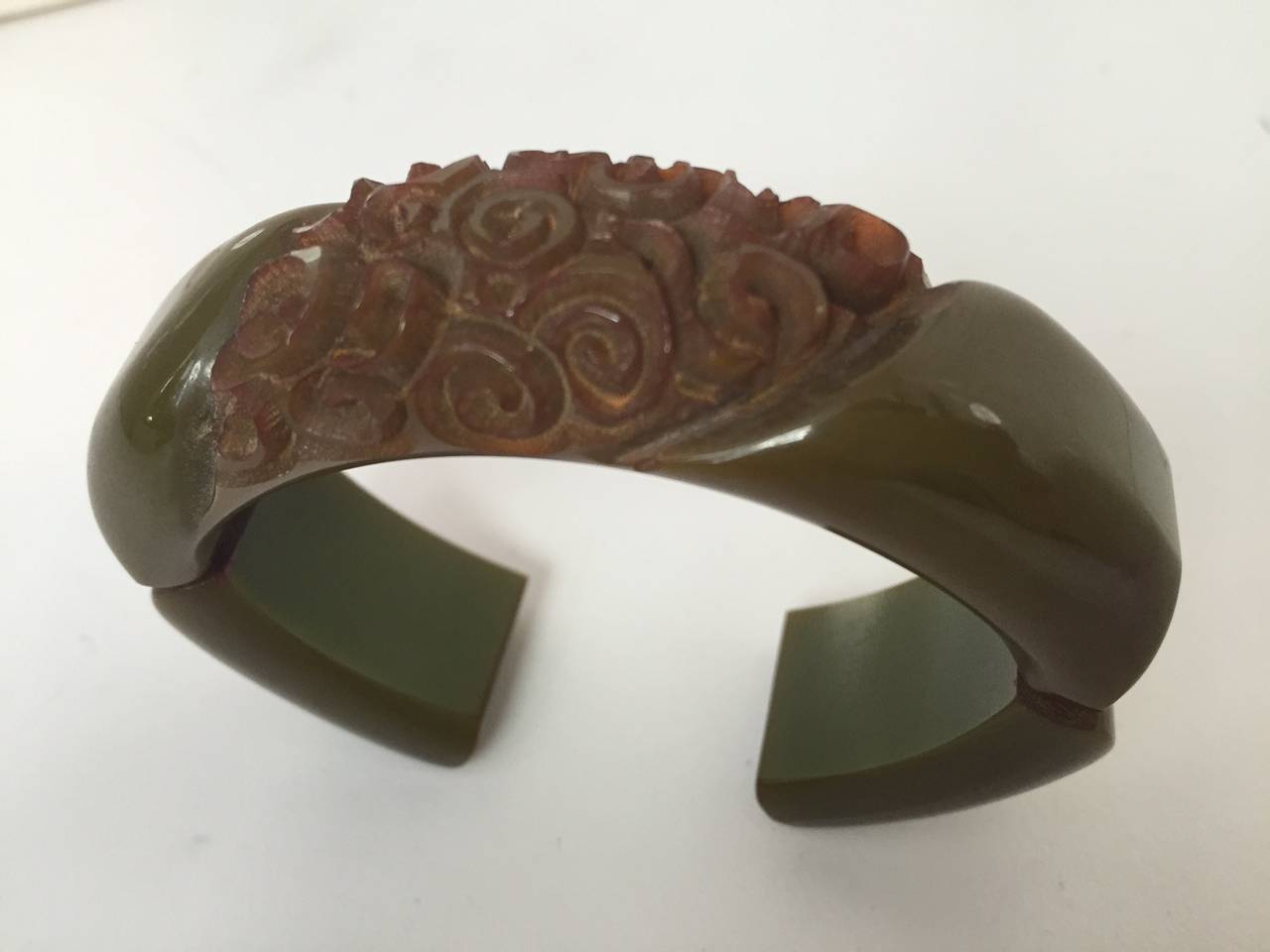 1940s Carved and Hinged Olive Green Bakelite Cuff In Excellent Condition For Sale In Gresham, OR