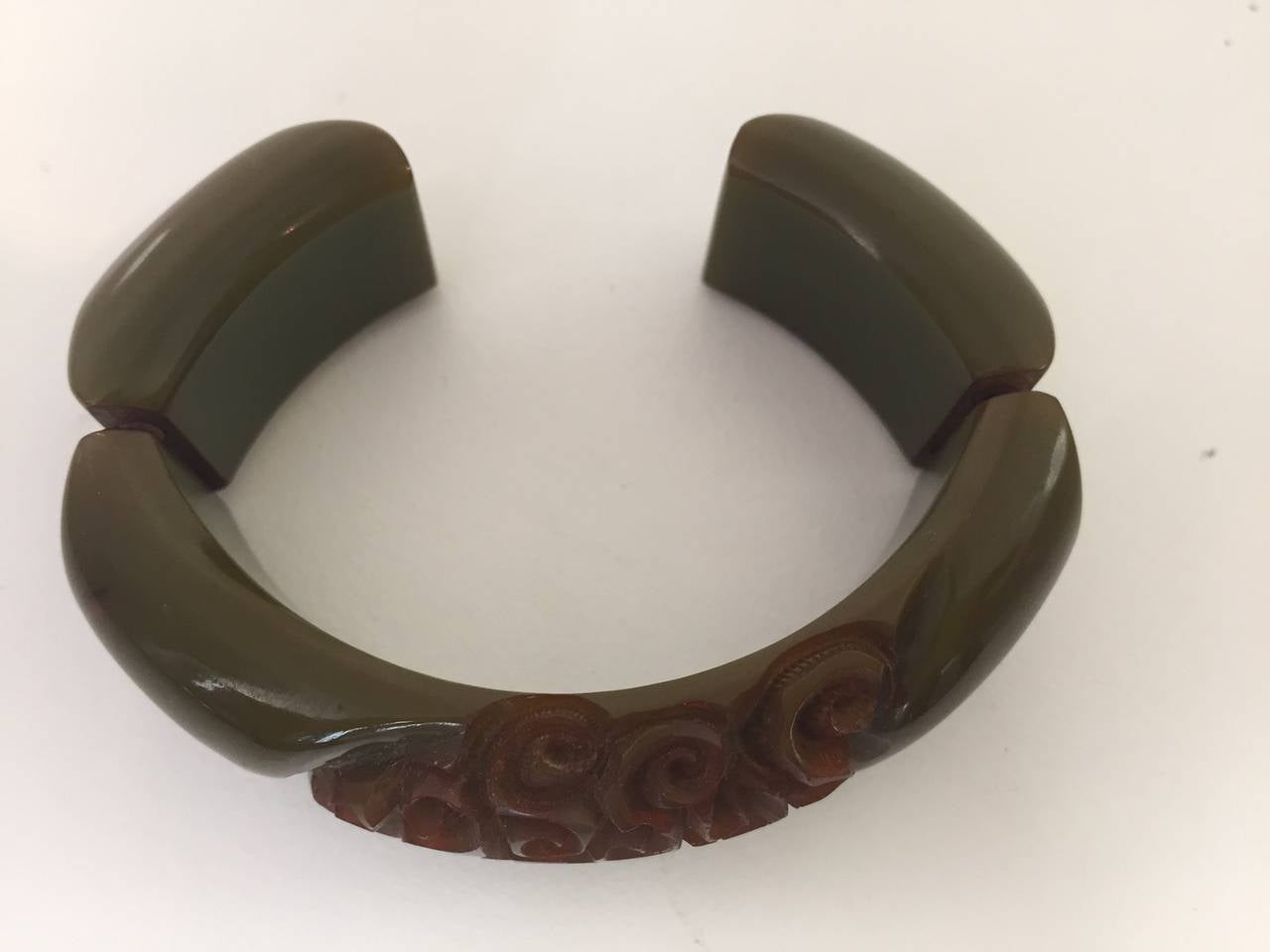 Beautifully carved Bakelit 1940s cuff bracelet with flexible 