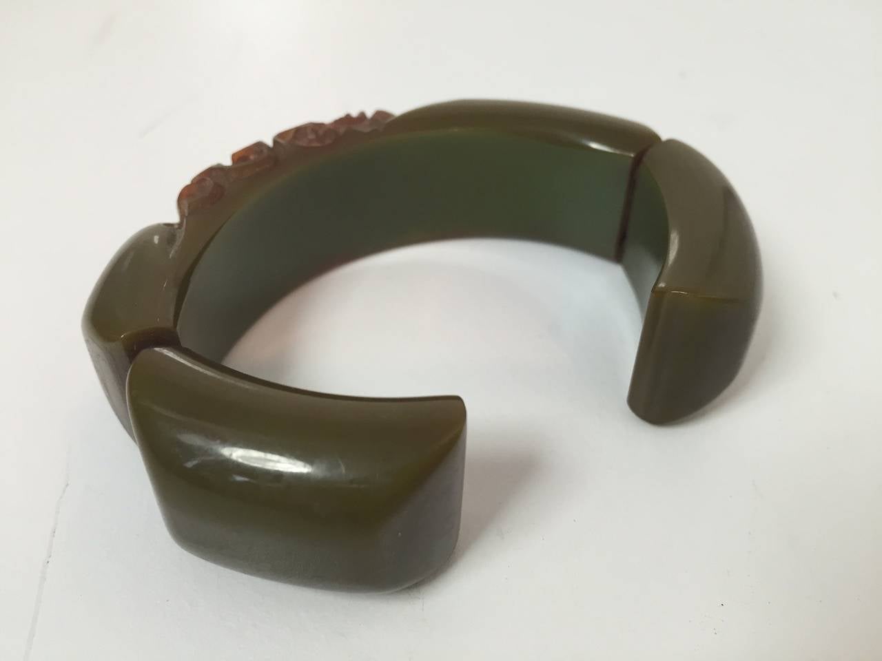 Women's 1940s Carved and Hinged Olive Green Bakelite Cuff For Sale
