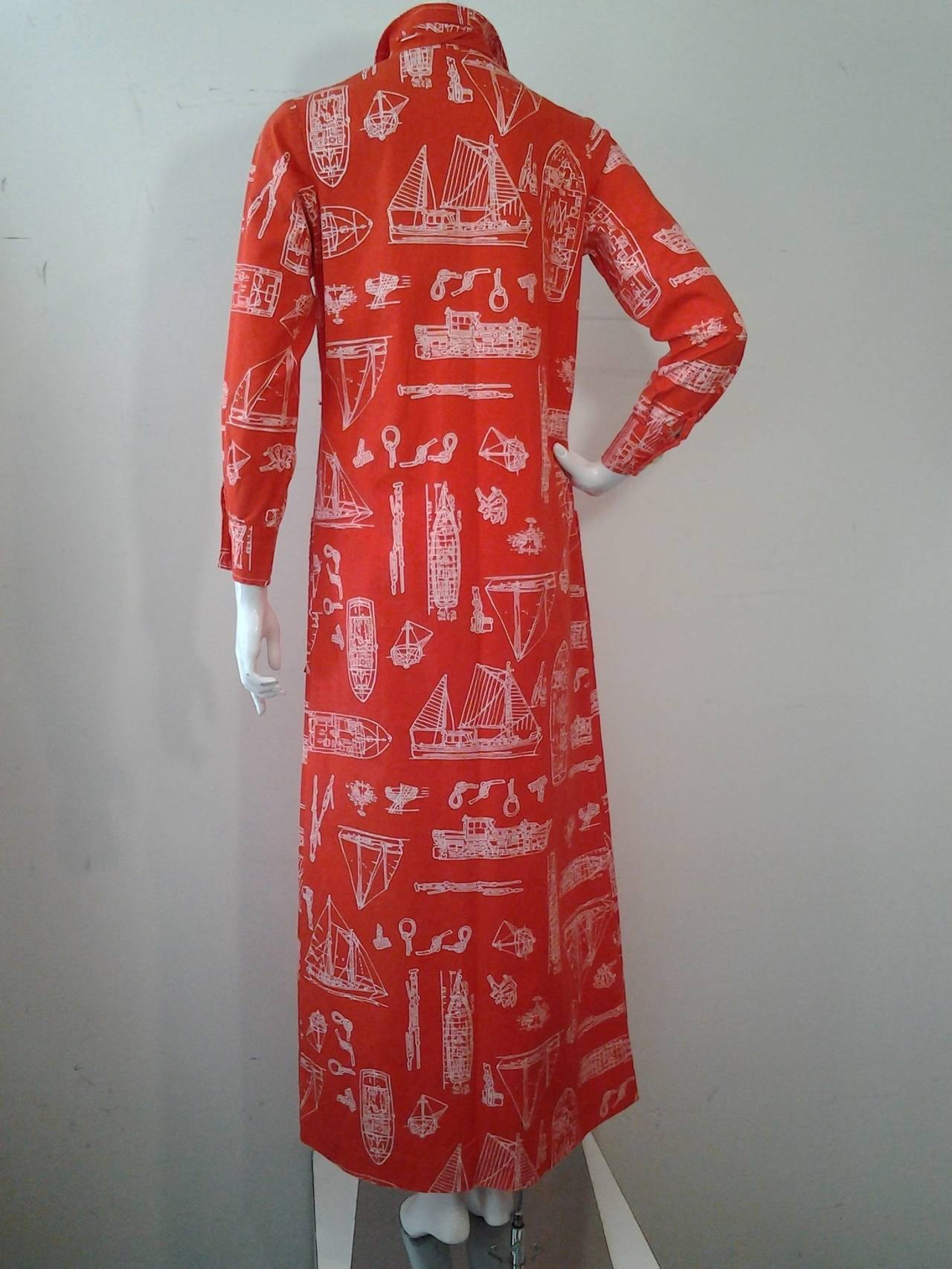 Tori Richard Hawaiianisches Maxikleid aus Baumwolle mit nautischem Druck aus den 1960er Jahren (Rot) im Angebot