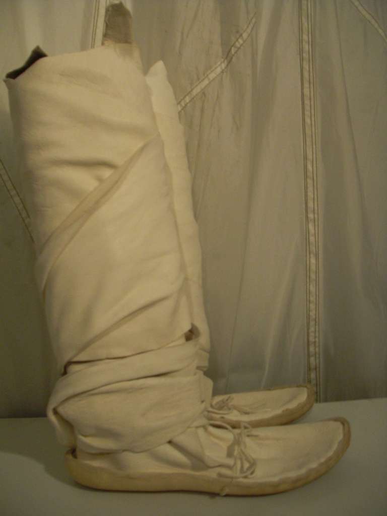 Traditionally Crafted Native American Moccasins in White/Bone Leather 
Foot Bed Measures:
9 3/4 from heel to toe
3 3/4 width at widest near ball of foot