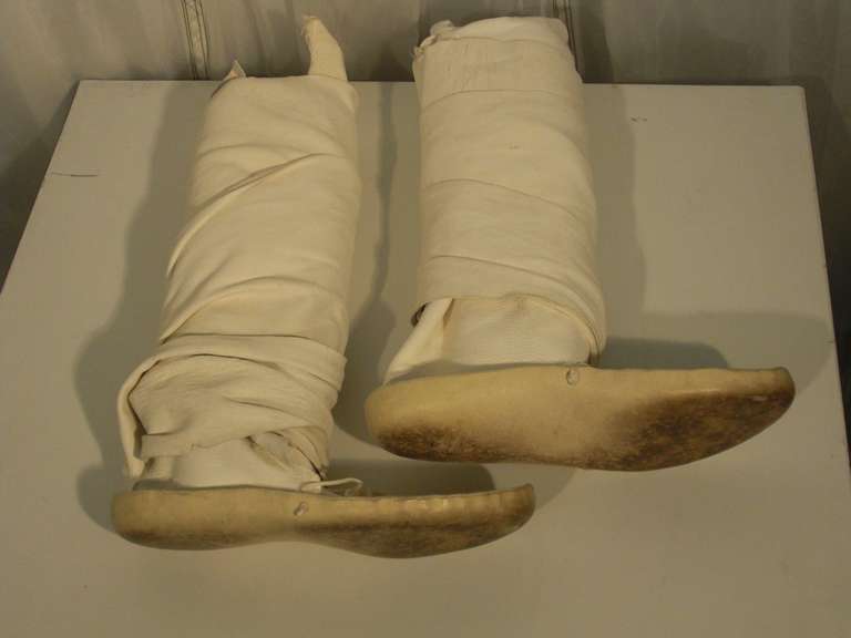 Traditionally Crafted Native American Moccasins in White/Bone Leather In Excellent Condition In Gresham, OR