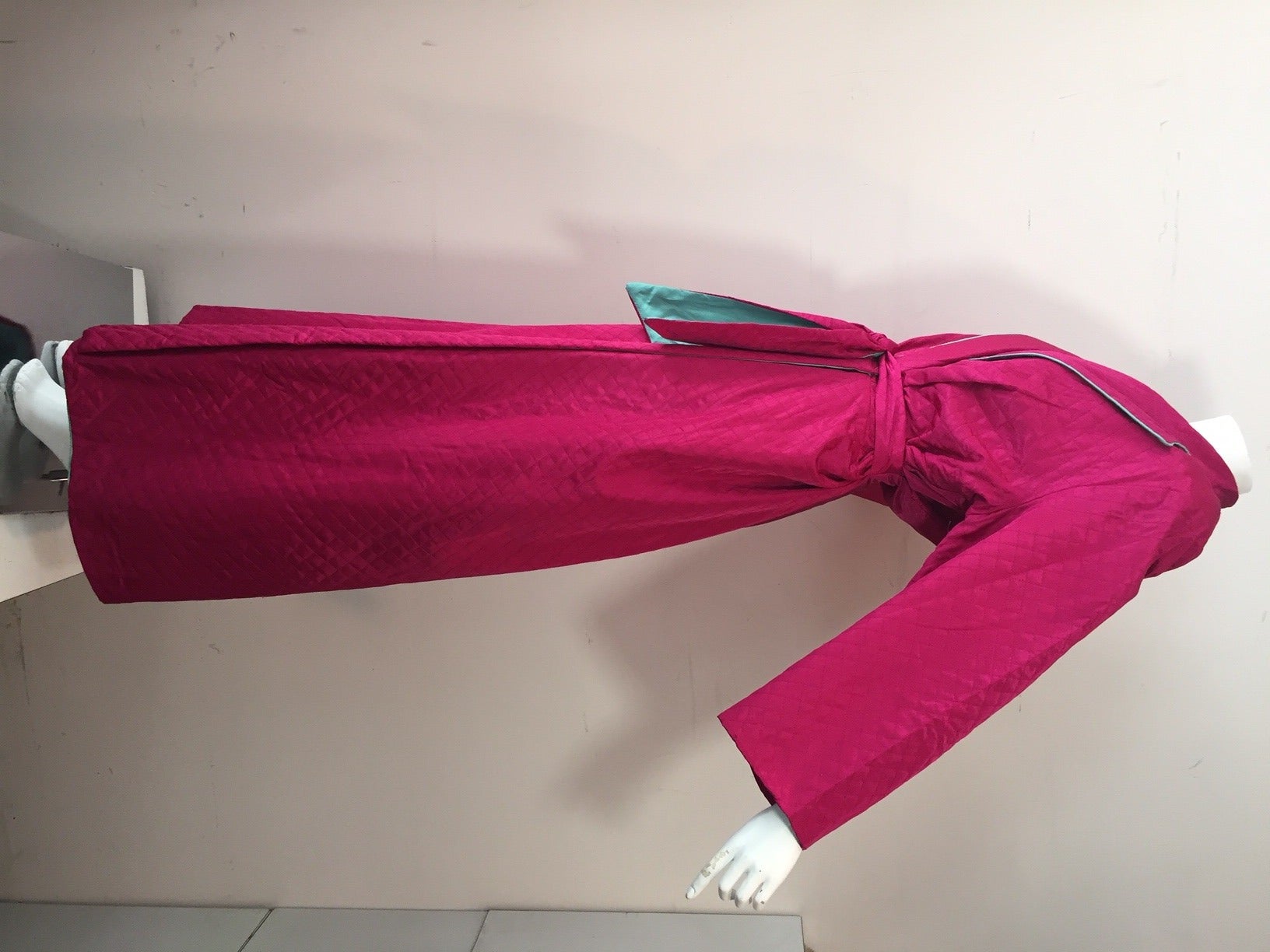 1950s Never-Worn Fuchsia and Mint Green Quilted Robe. In New Condition In Gresham, OR