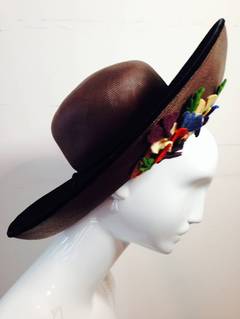 Cappello a tesa larga in paglia marrone di Irina Roublon degli anni '40, con bordo in feltro a bouquet